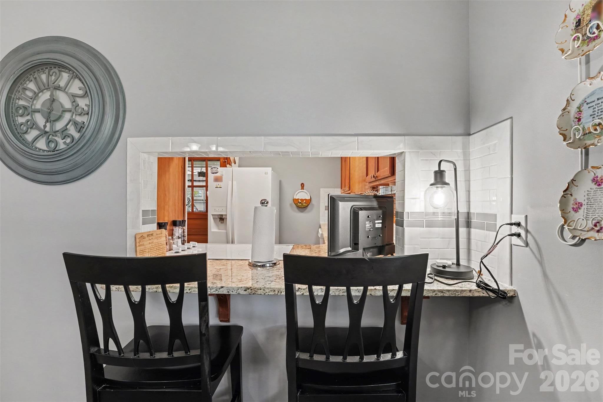 Kitchen breakfast bar - 117 Oak Hill Lane, Statesville