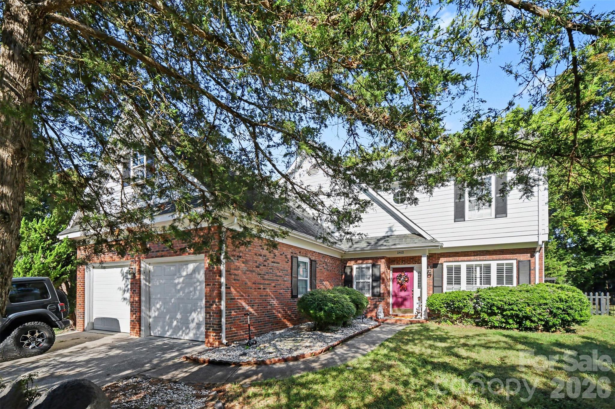 Single Family Residence at 11410 Hunters Landing Drive, Charlotte, photo 2 of 30