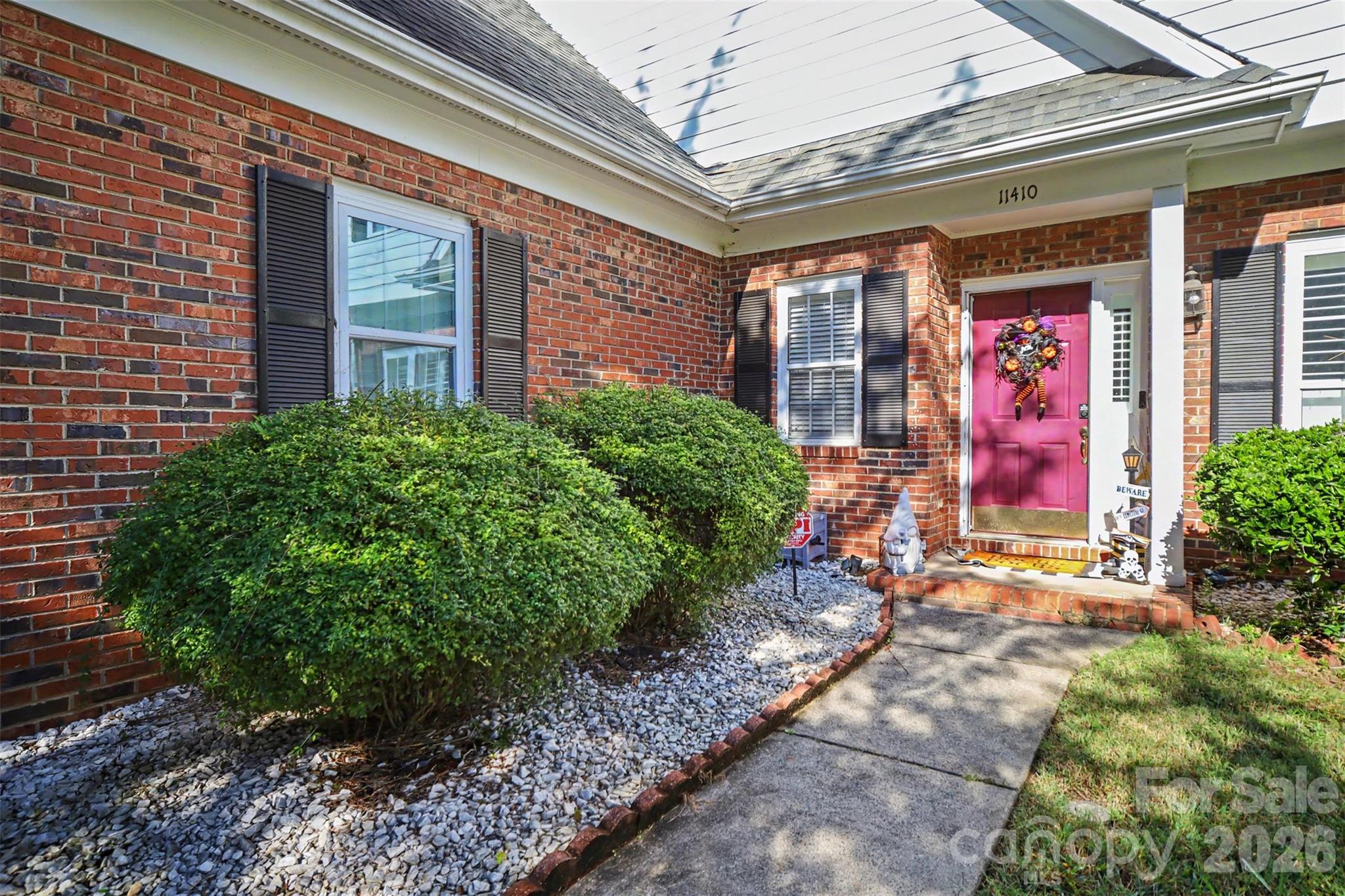 Single Family Residence at 11410 Hunters Landing Drive, Charlotte, photo 3 of 30