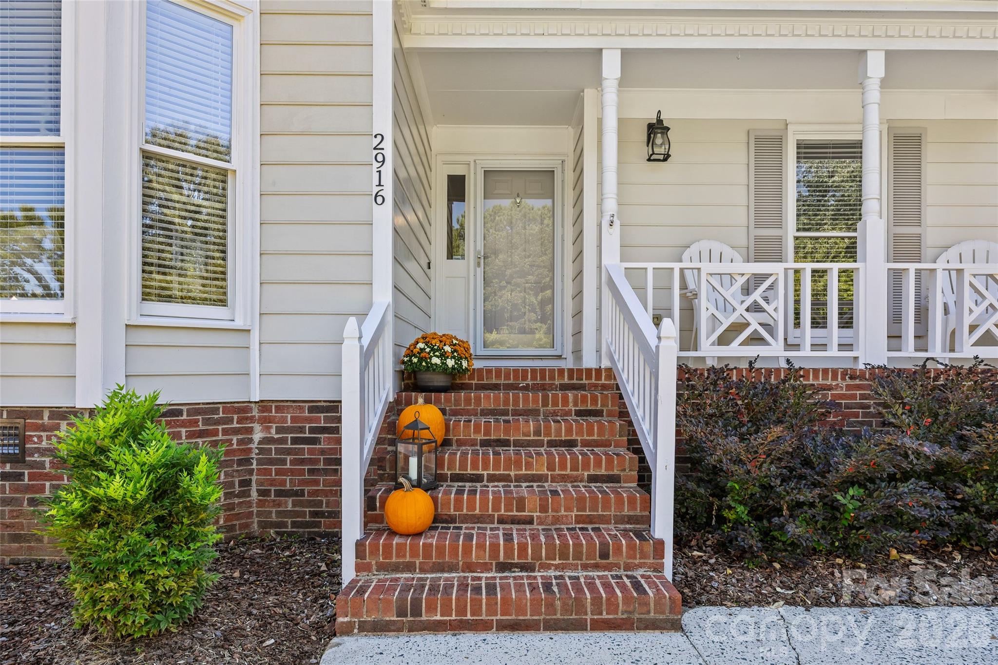 Single Family Residence at 2916 Winghaven Lane, Charlotte, photo 3 of 33