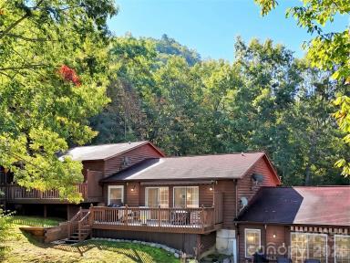 Townhouse at 927 Henry Dingus Way, Maggie Valley, photo 2 of 27