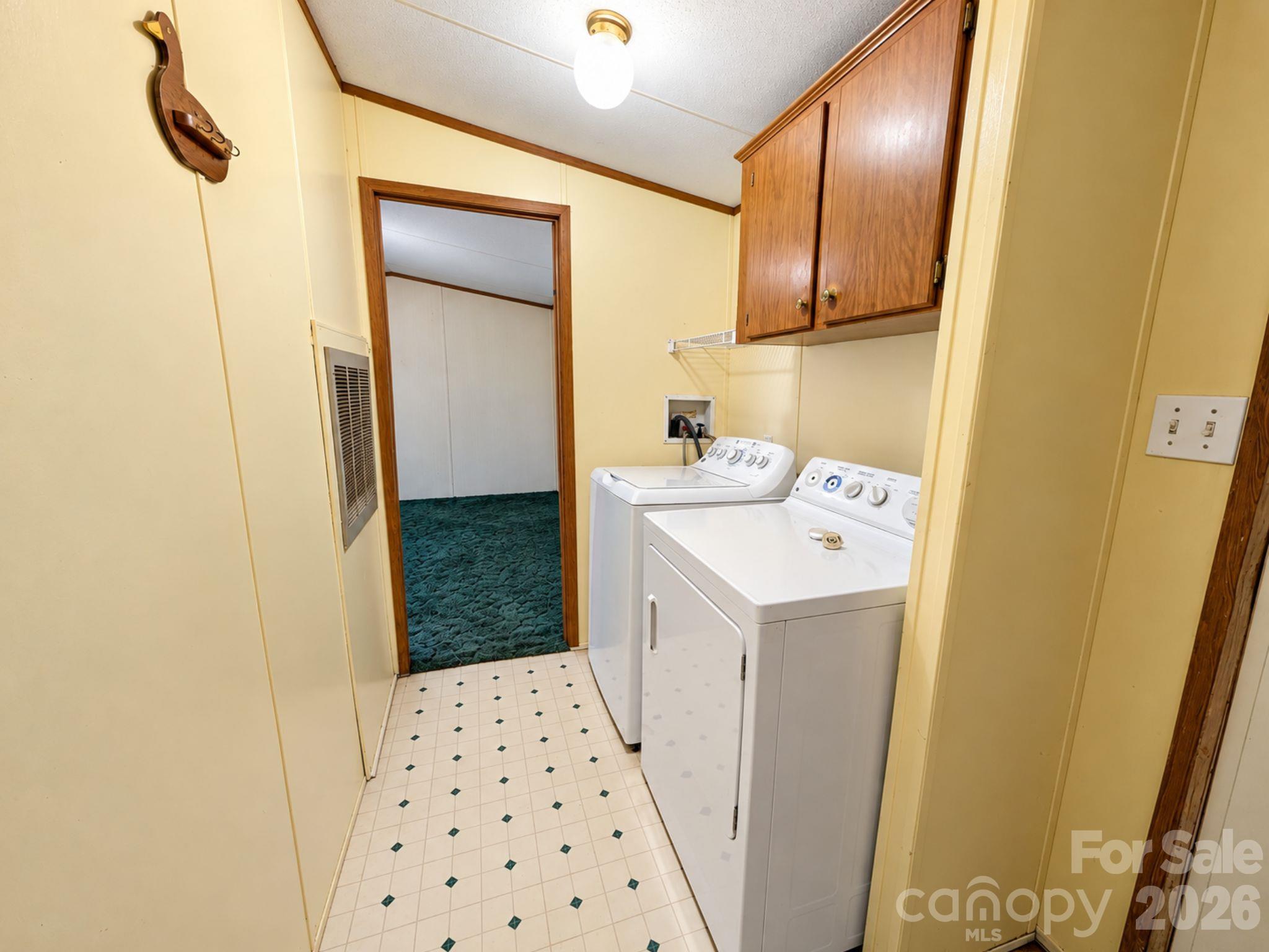 Single Family Residence at 5954 Oakridge Road, Clover, photo 8 of 16