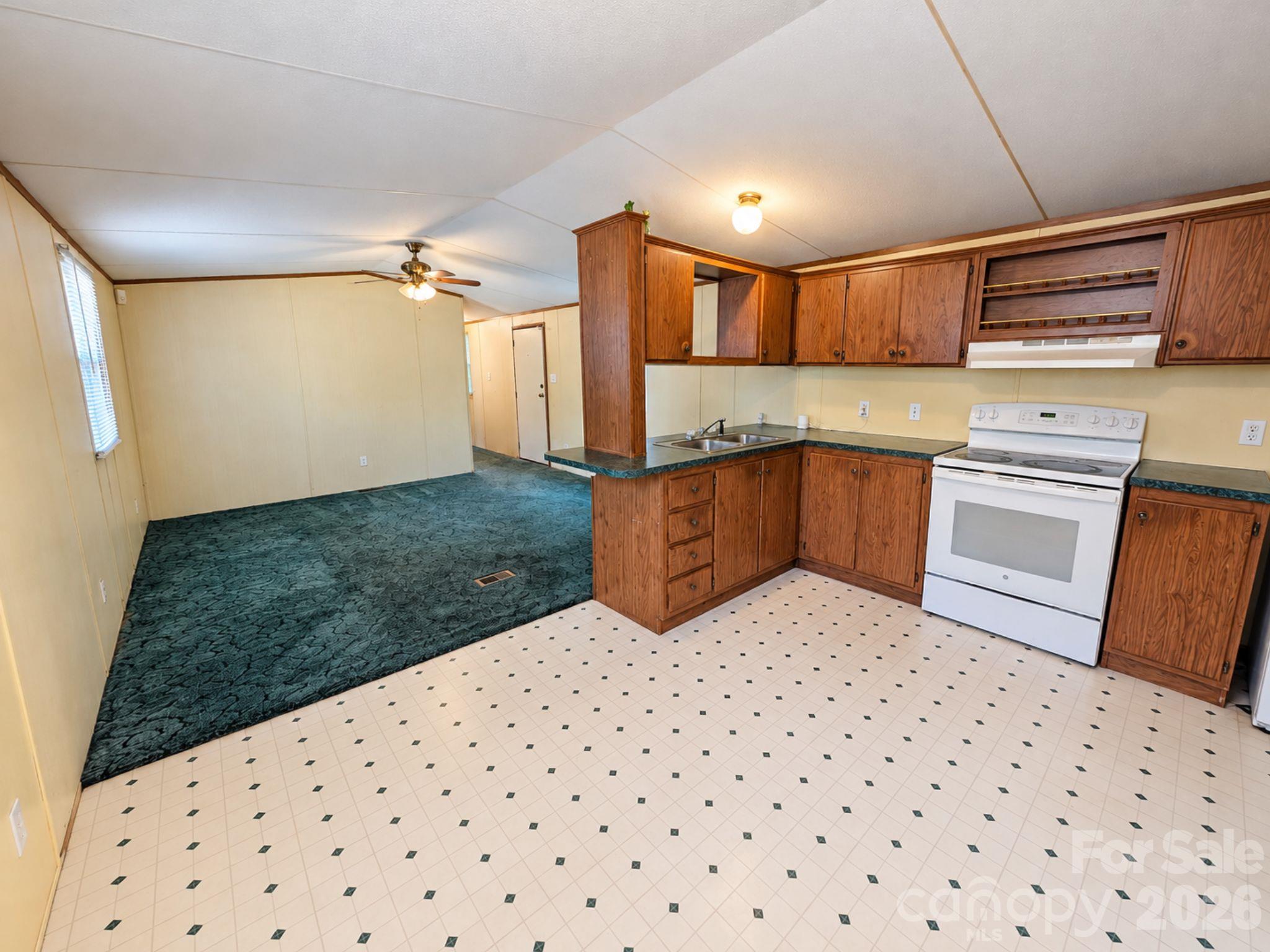 Single Family Residence at 5954 Oakridge Road, Clover, photo 10 of 16