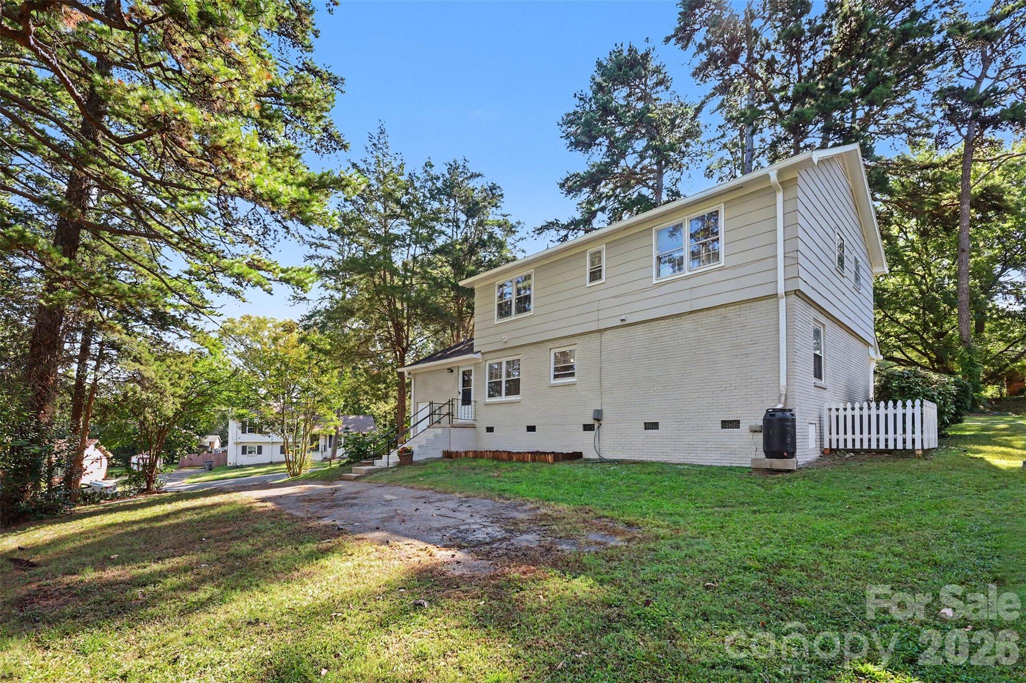 Single Family Residence at 833 Archdale Drive, Charlotte, photo 4 of 38