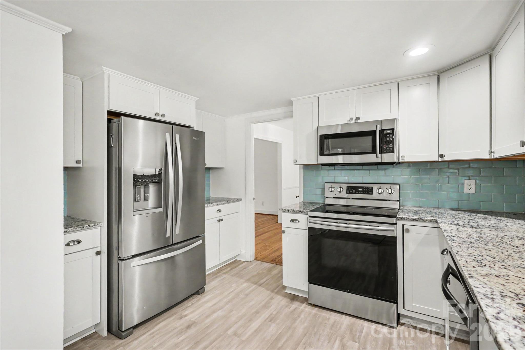 Single Family Residence at 833 Archdale Drive, Charlotte, photo 17 of 38