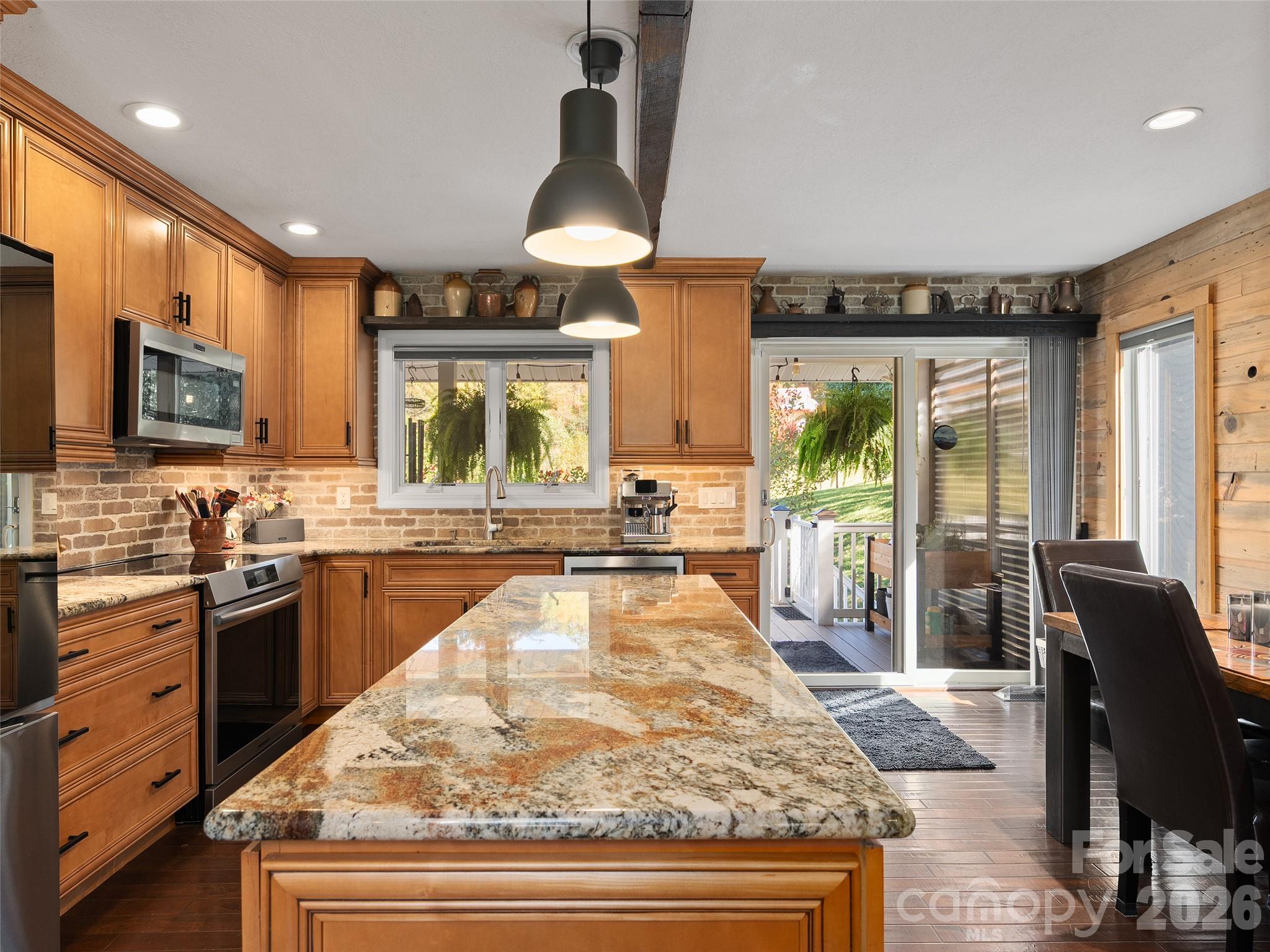 Long kitchen island - beautiful granite countertop. - 43 Eagle Ridge, Clyde