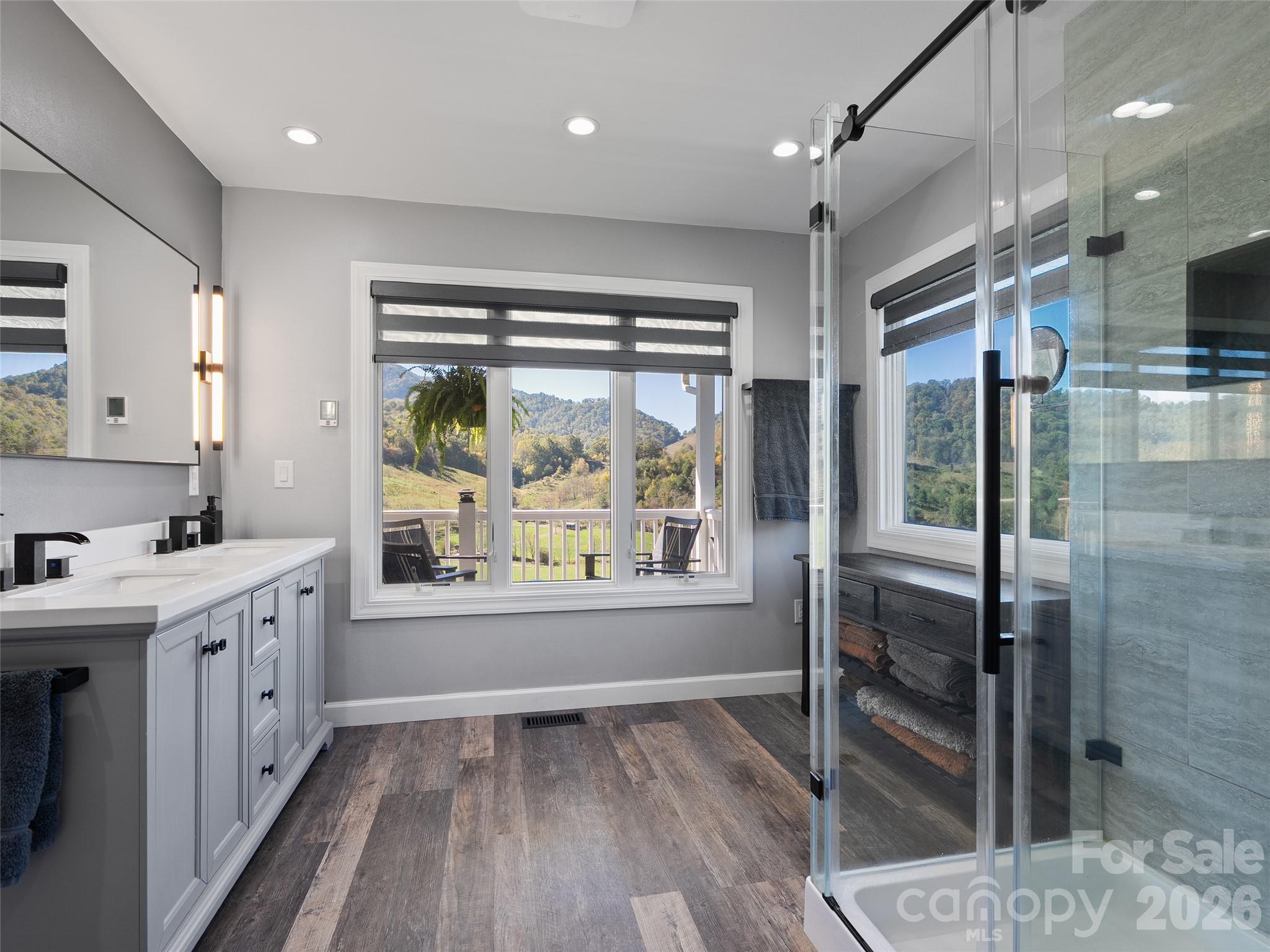 Electric shades make bathroom privacy easy. - 43 Eagle Ridge, Clyde