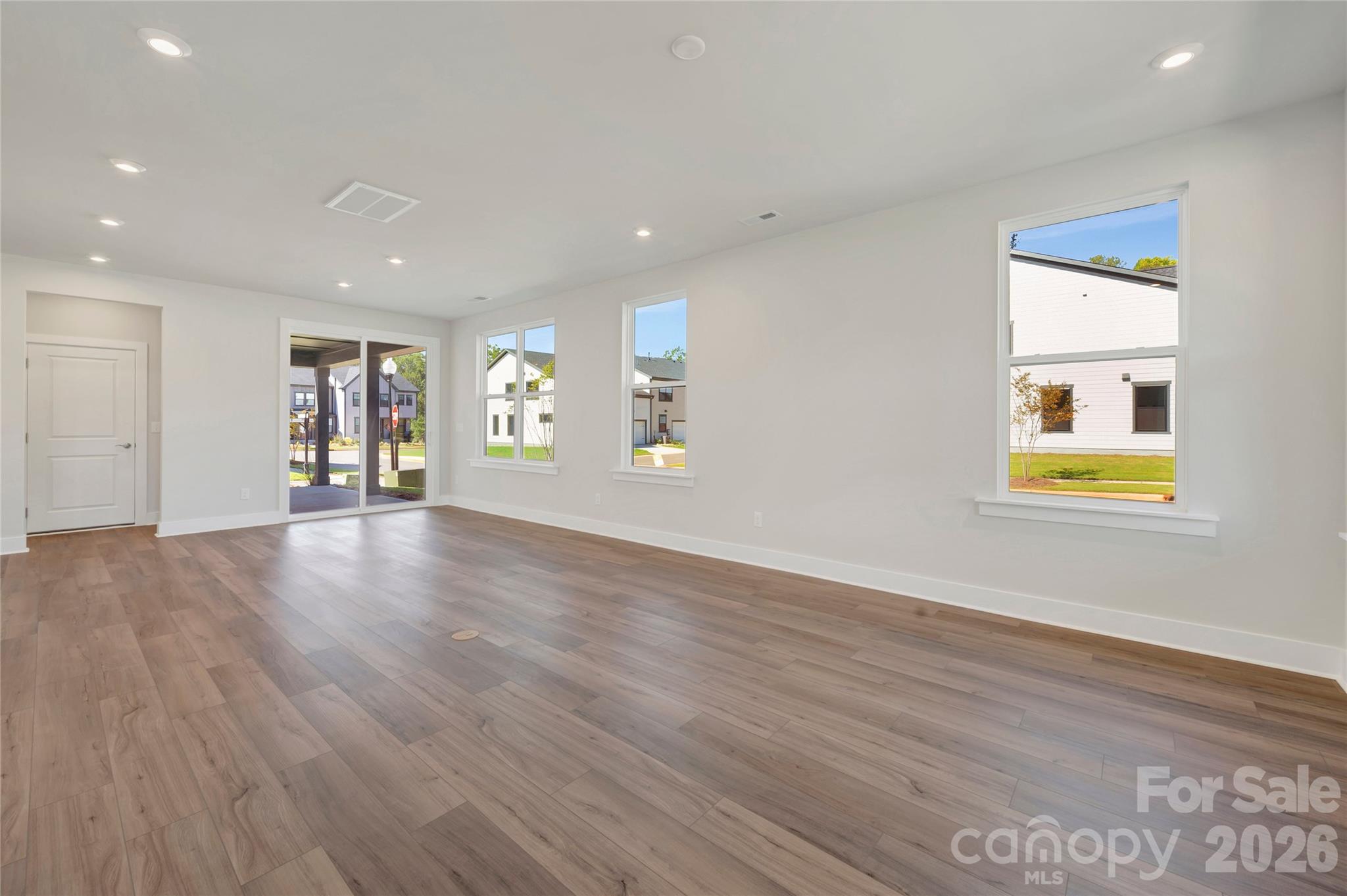 Light filled first floor - 75 Seven Oaks Landing, Belmont