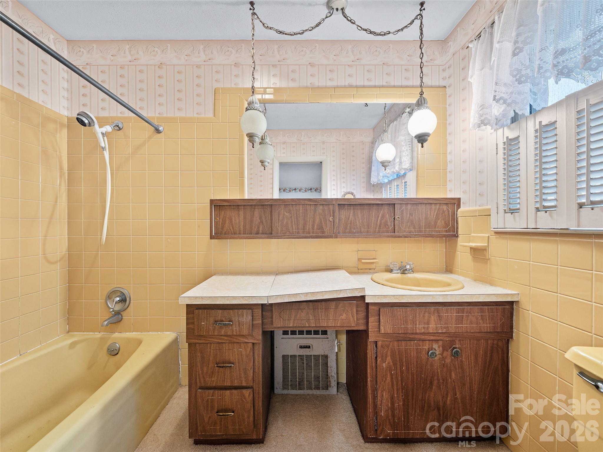 Primary Bathroom - 198 Roland Hill Road, Burnsville