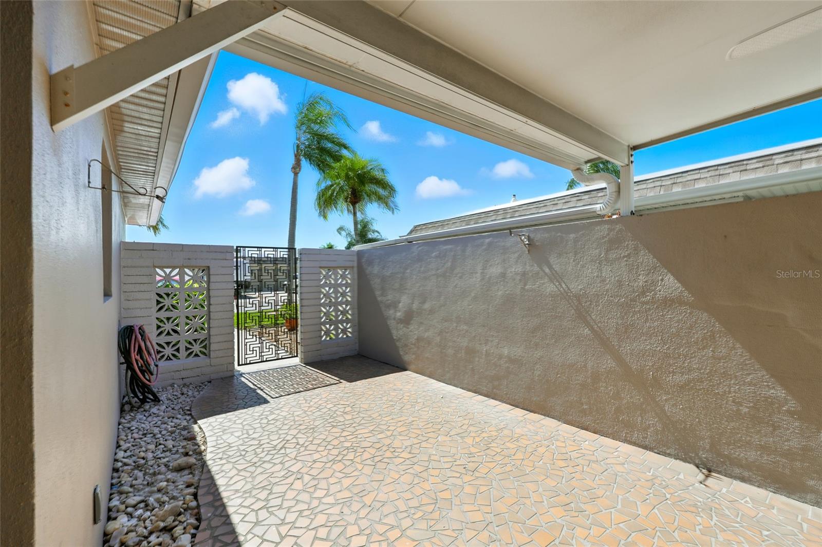 The courtyard patio has an aluminum cover with ceiling fan and light making it perfect for barbecuing and all-weather use. - 545 BOCA CIEGA POINT BLVD N, ST PETERSBURG