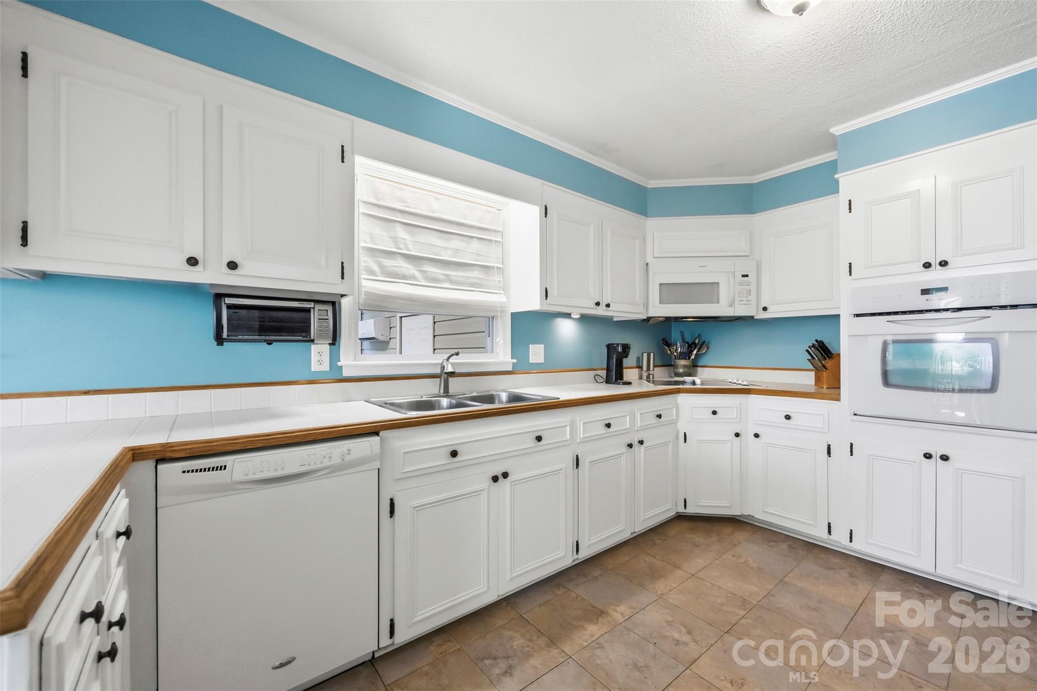 Single Family Residence at 2130 Greenleaf Drive, Gastonia, photo 7 of 29