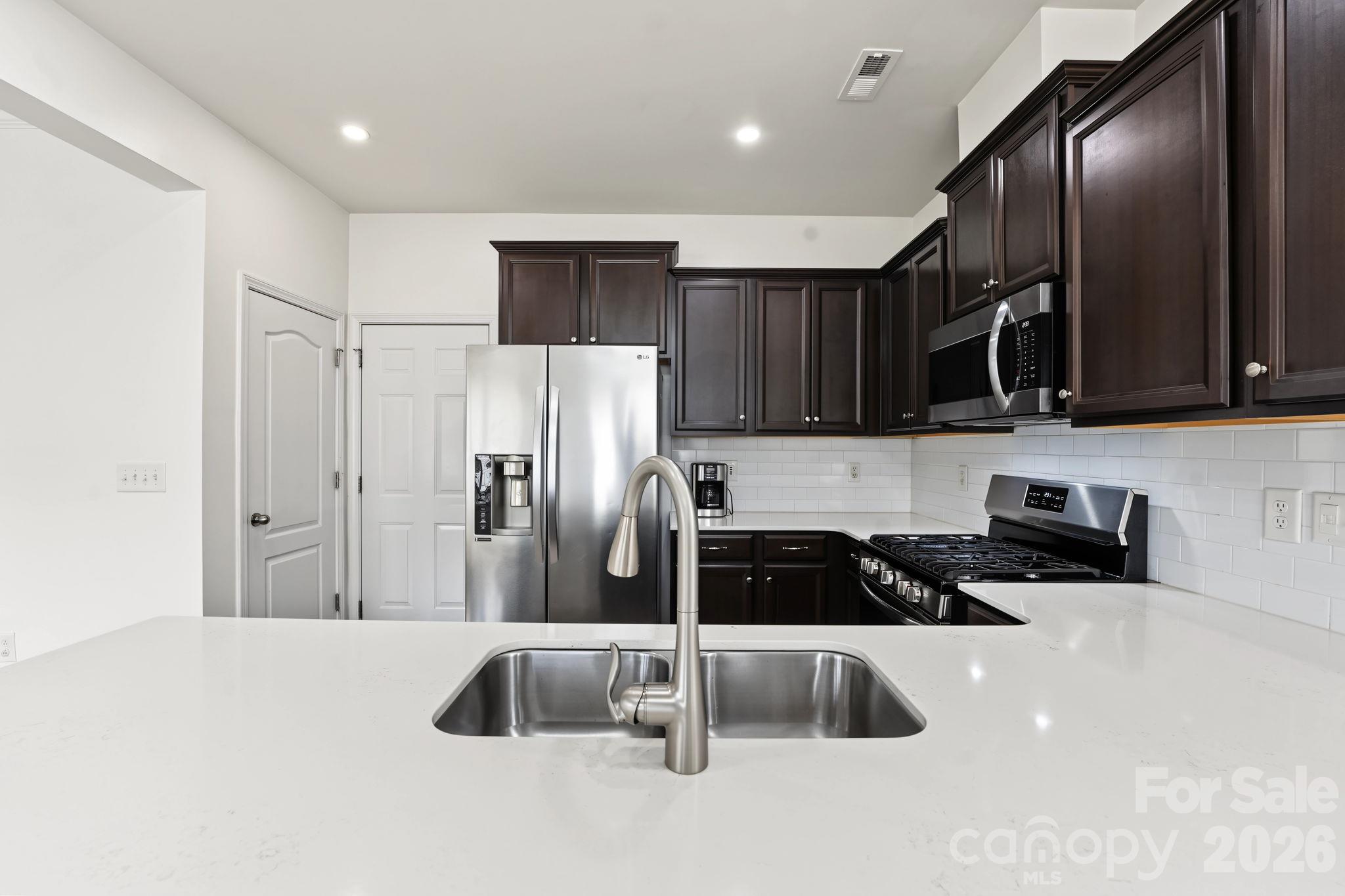 Single Family Residence at 1122 Loggerhead Drive, Lancaster, photo 16 of 45
