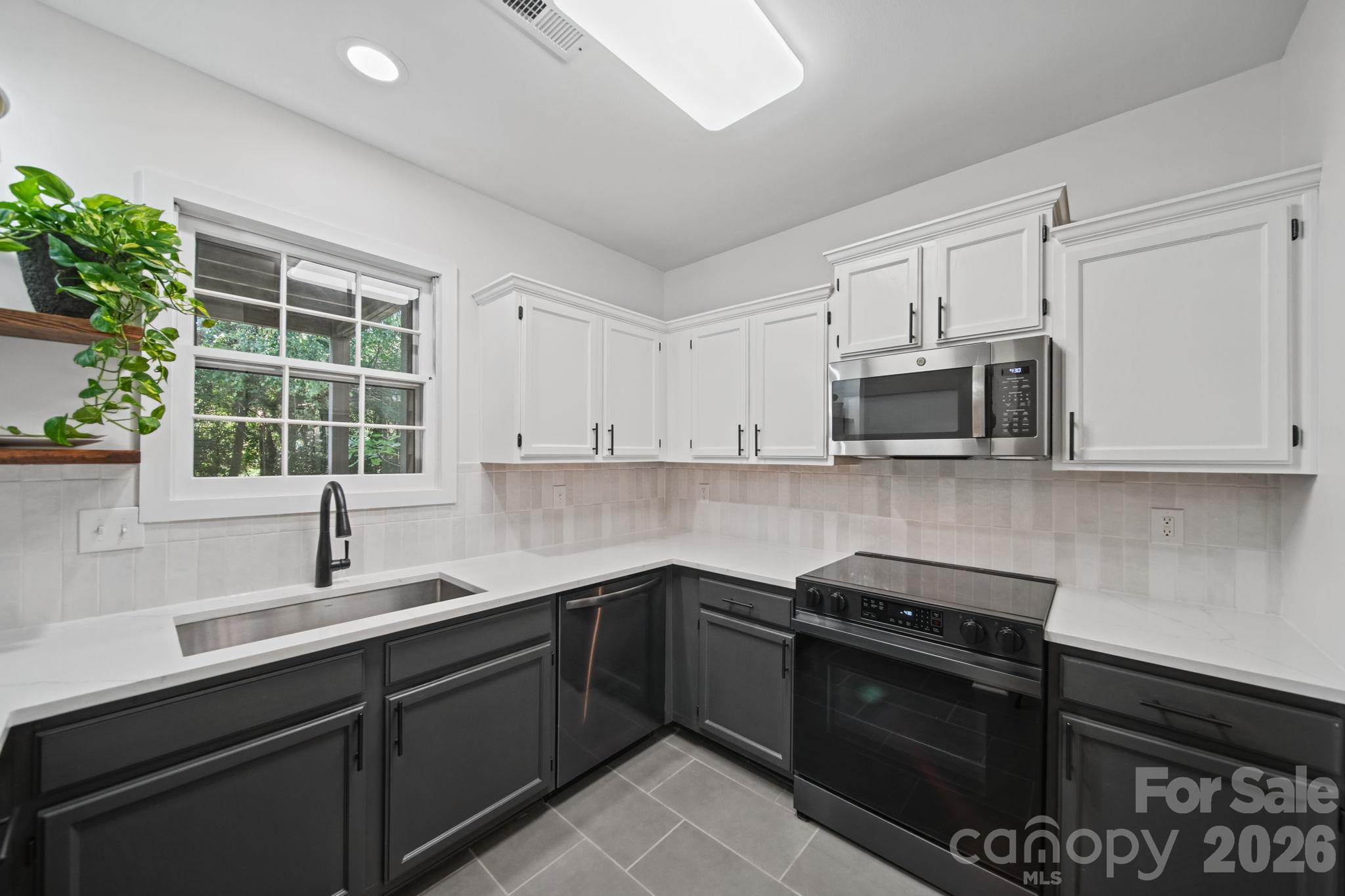Beautiful Updated Kitchen with lots of light - 3302 Selwyn Farms Lane, Charlotte
