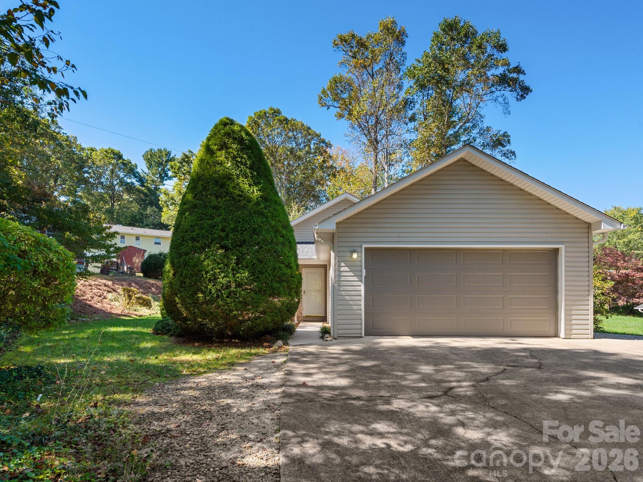 Single Family Residence at 103 Amelia Drive, Hendersonville, photo 2 of 32