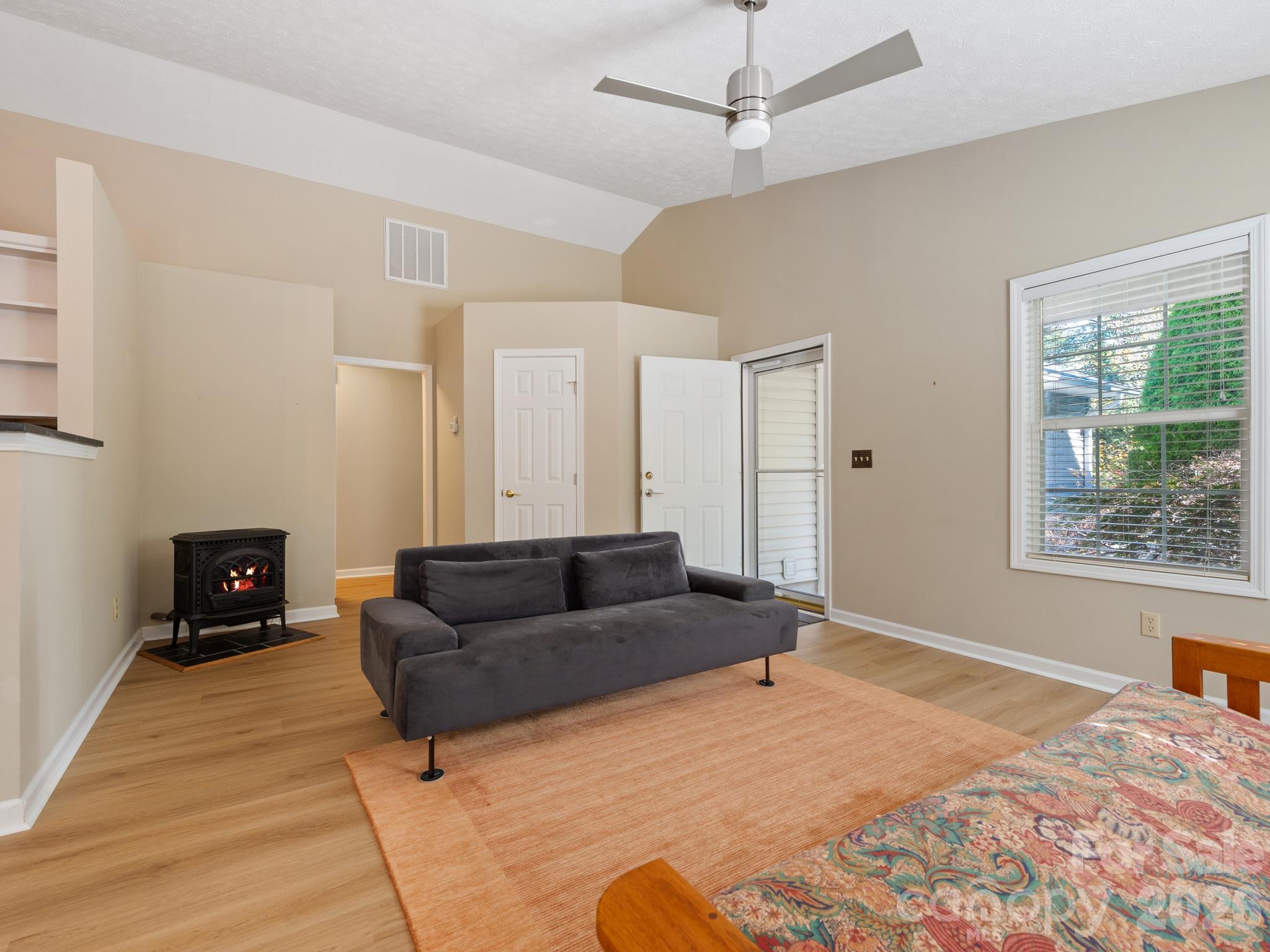 Single Family Residence at 103 Amelia Drive, Hendersonville, photo 7 of 32