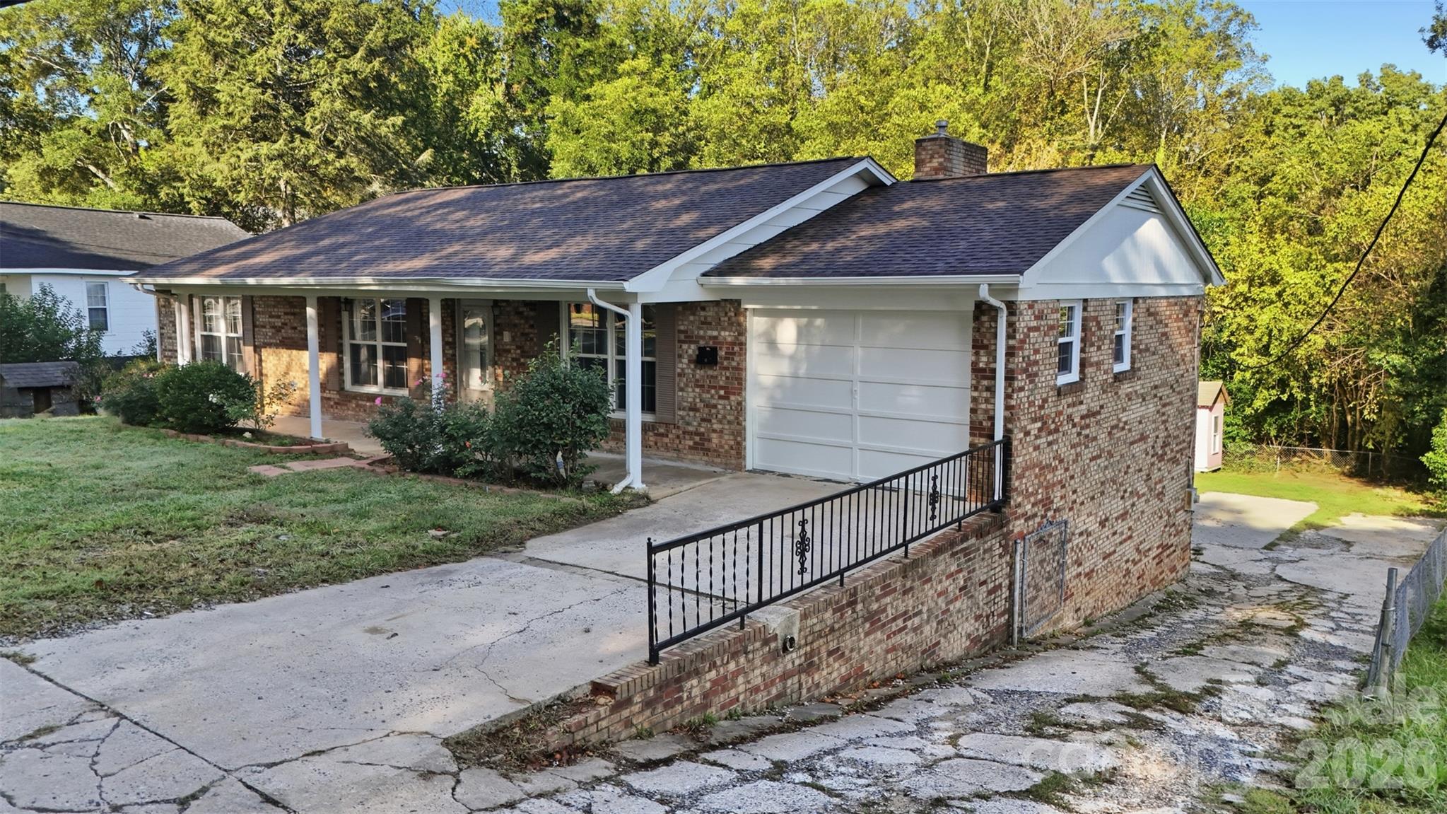 Single Family Residence at 807 N Oakland Street, Dallas, photo 2 of 40