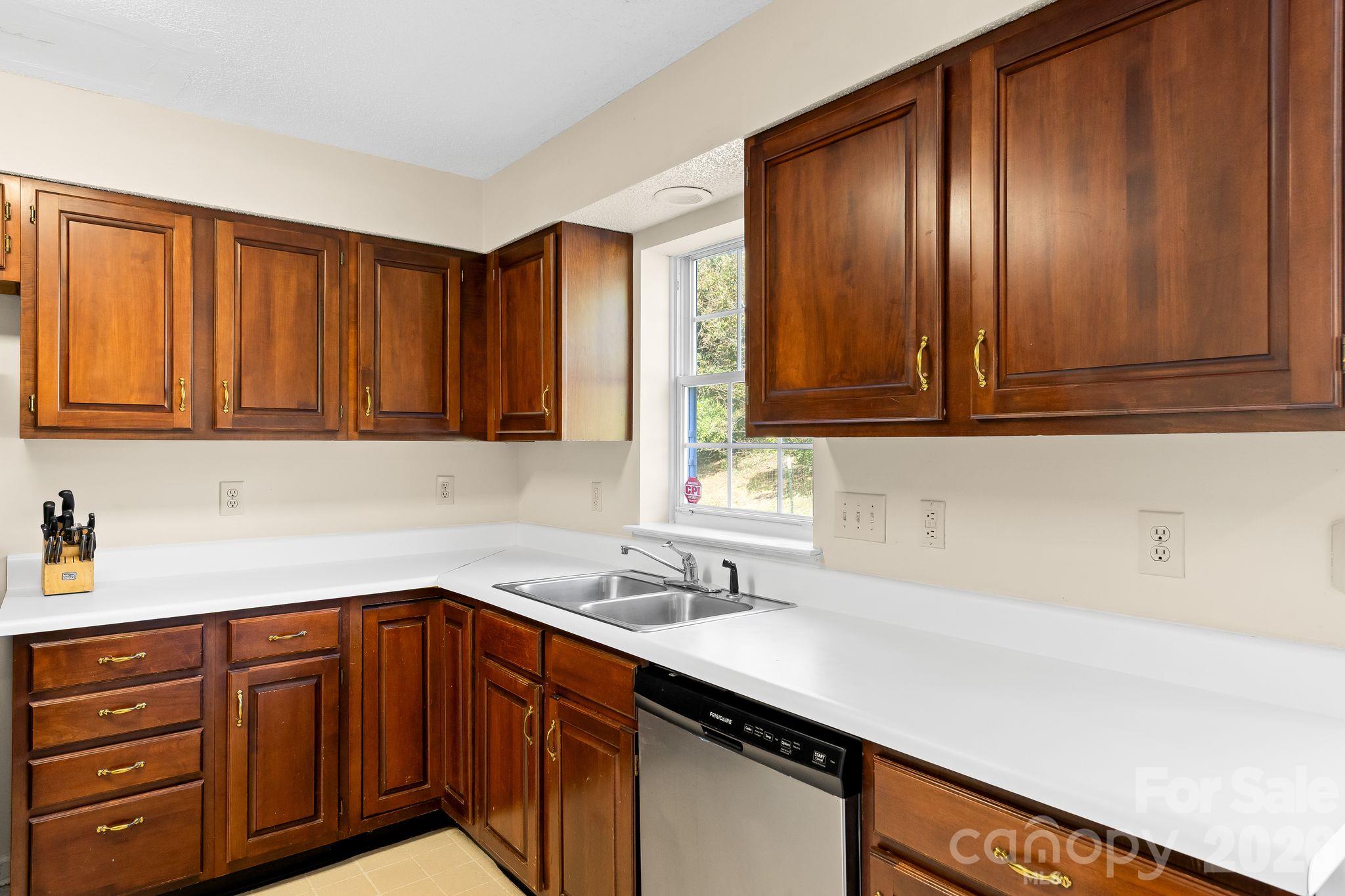 Single Family Residence at 8908 Steinbeck Court, Charlotte, photo 12 of 48