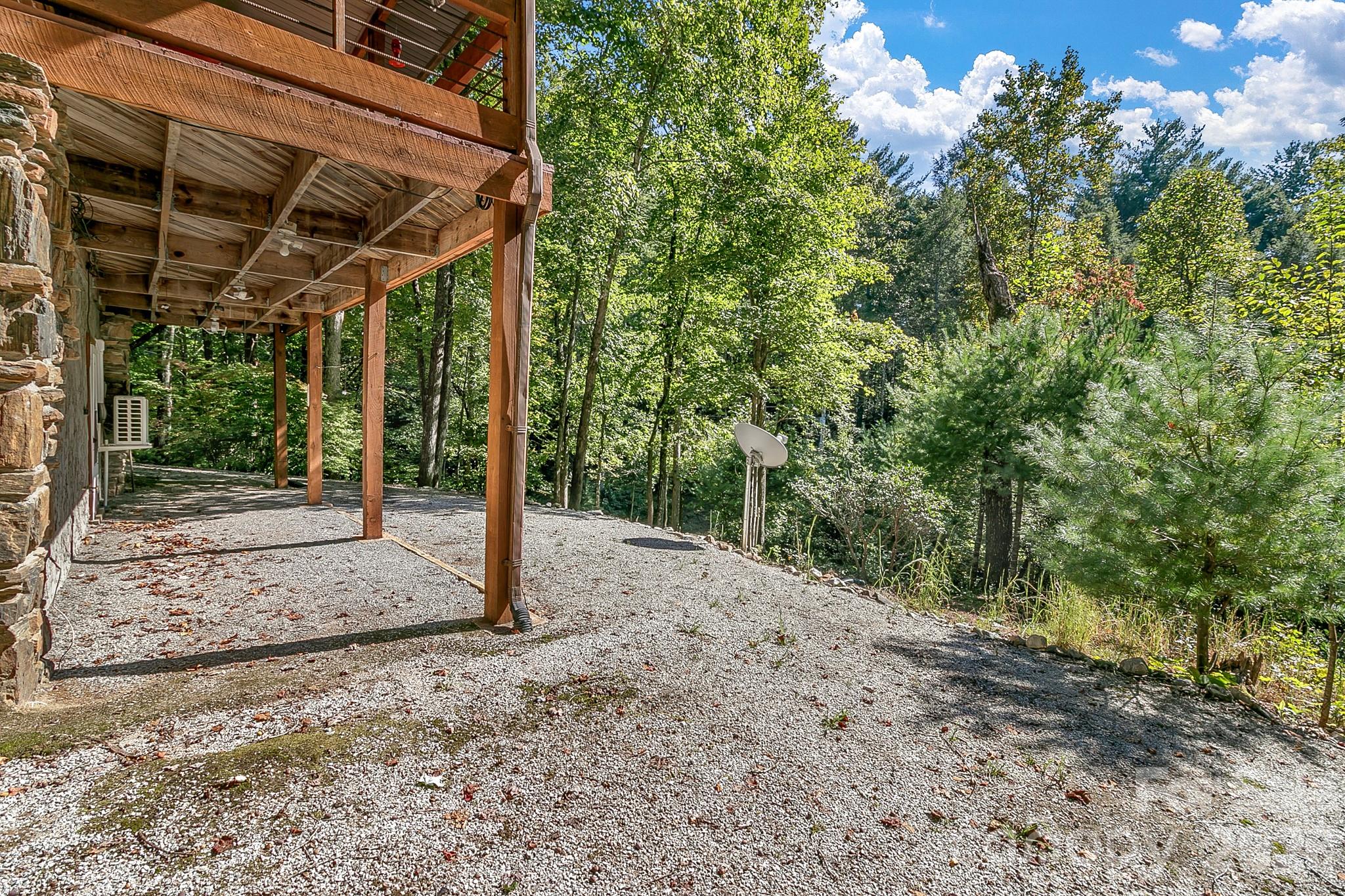 Single Family Residence at 653 Lakeview Drive N, Marion, photo 9 of 48
