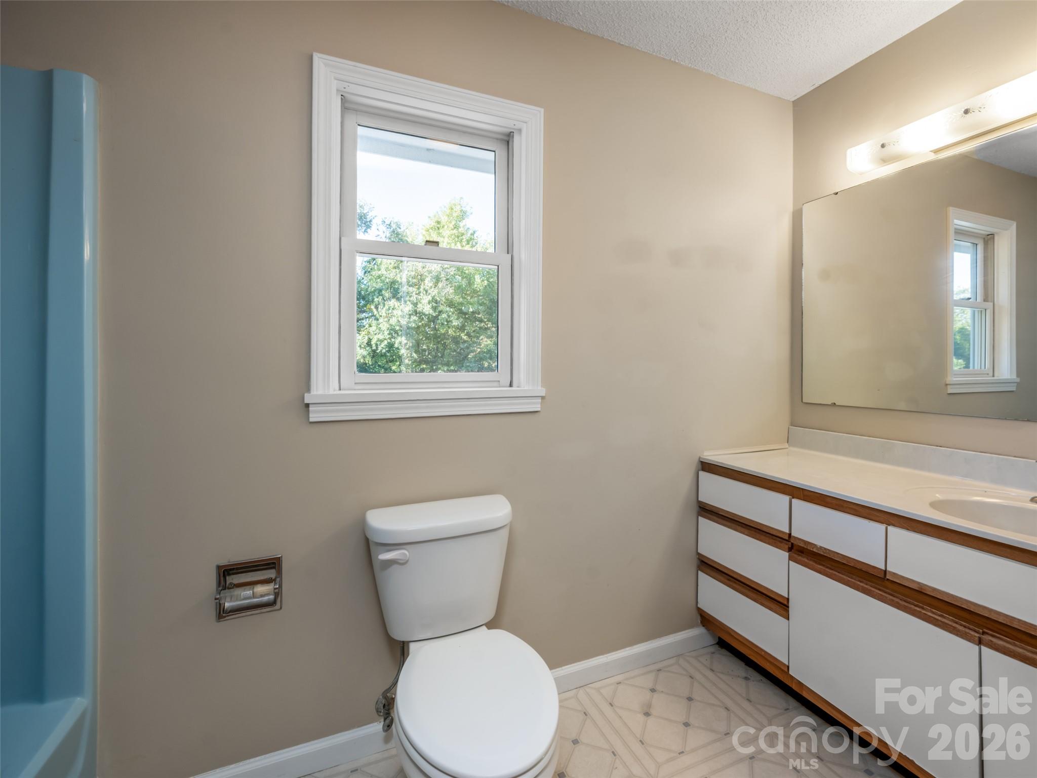 Upstairs full hall bathroom - 47 Cane Creek Circle, Fairview