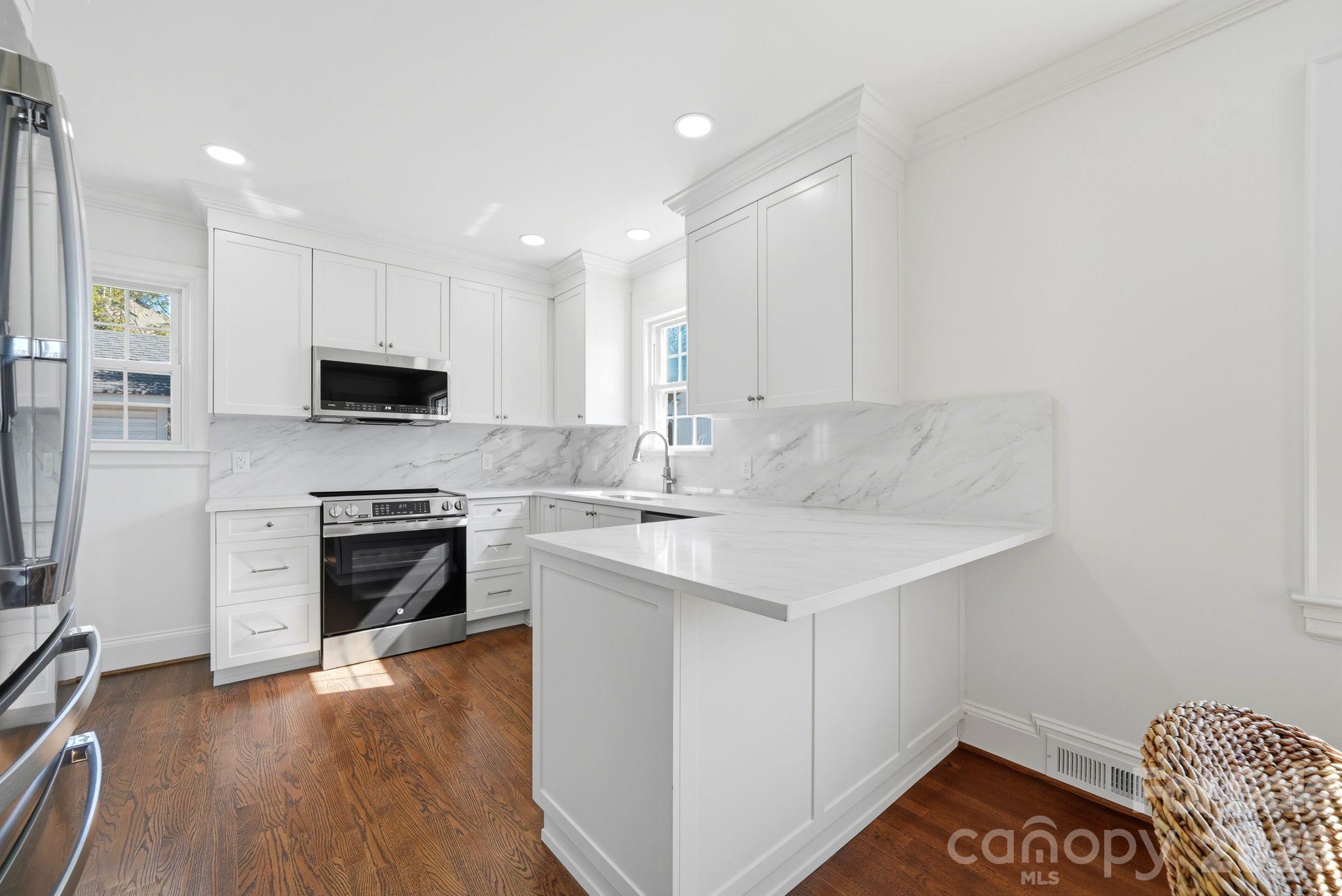 Unit B kitchen - 1307 S Kings Drive, Charlotte