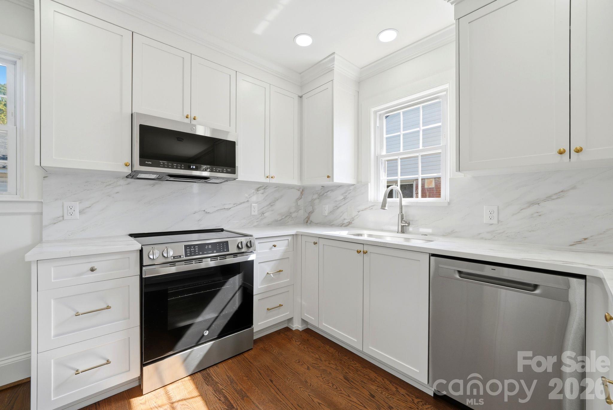 Unit B kitchen - 1307 S Kings Drive, Charlotte