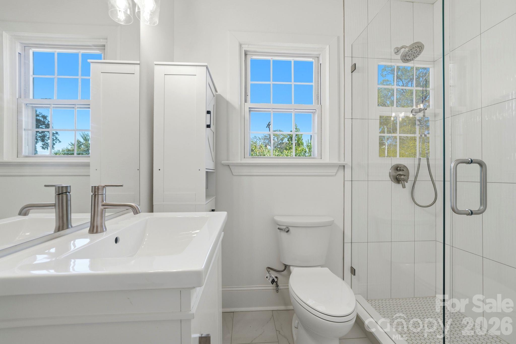 Unit B Bathroom - 1307 S Kings Drive, Charlotte