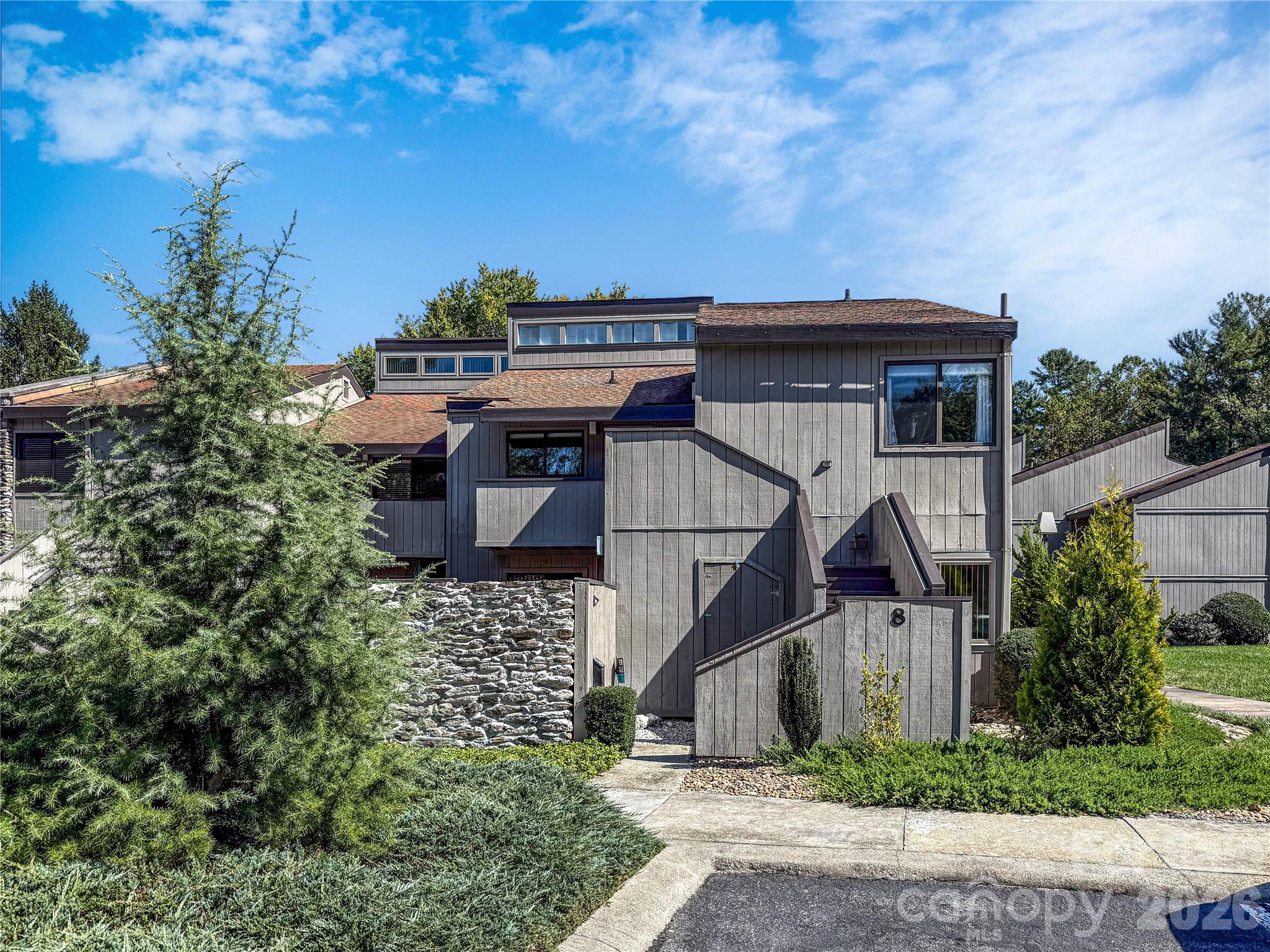 8 Lakemoor Lane