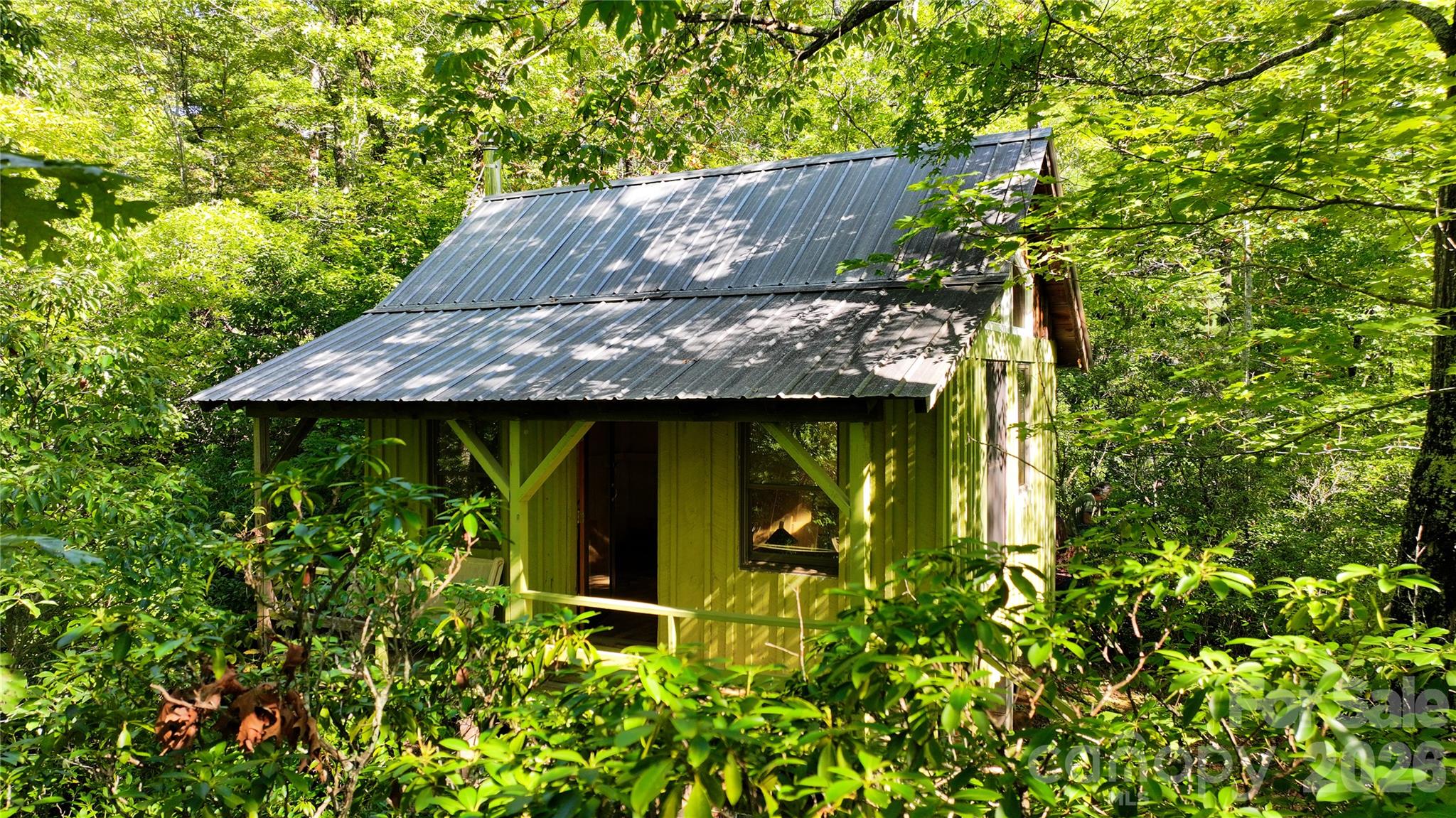 Little cabin in the woods. Has its own sitting porch & woodstove. - 171 Camp Elliott Road, Black Mountain
