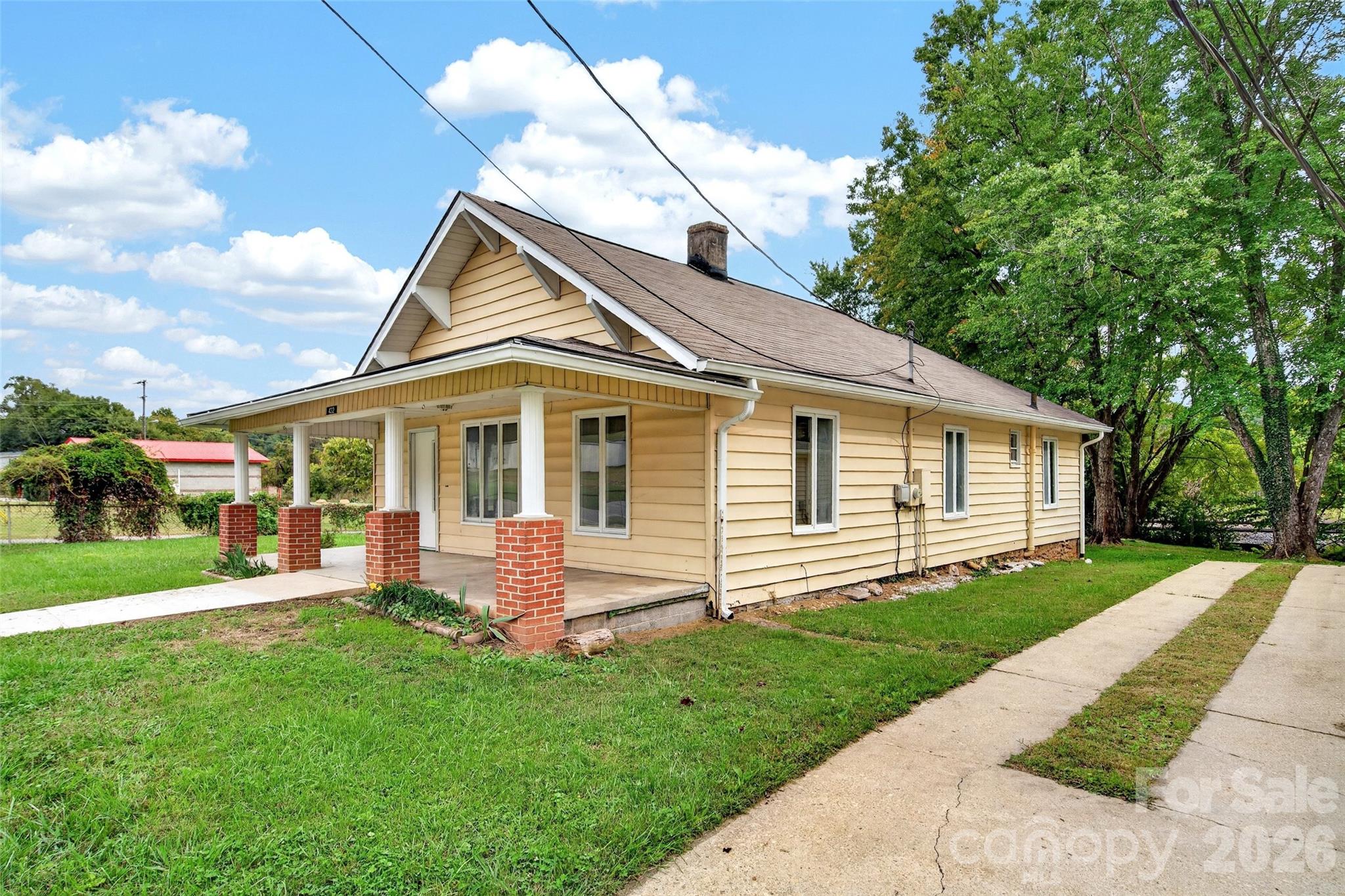 Side view of house. - 432 & 422 E Main Street, Old Fort