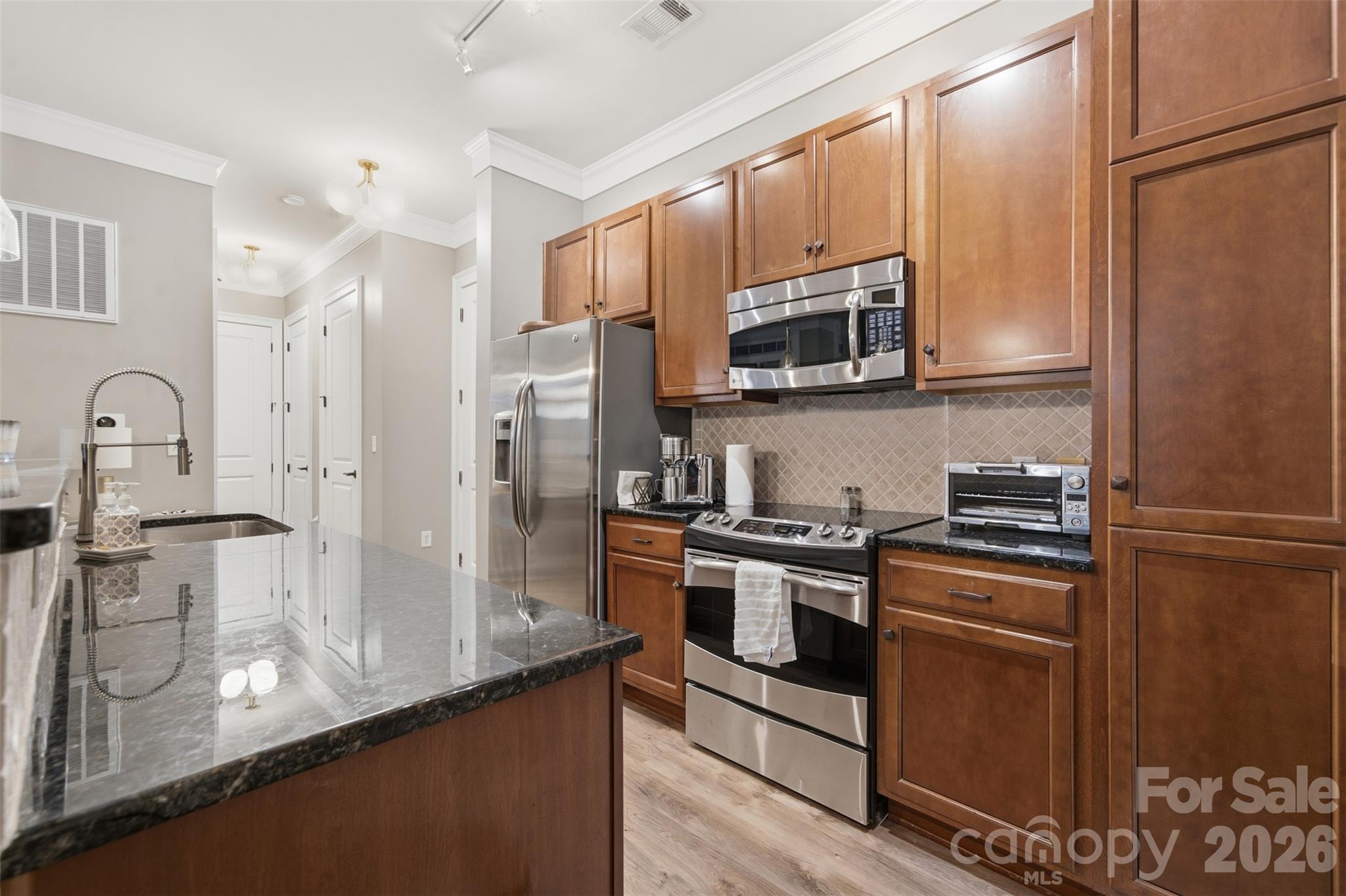 Condominium at 2810 Selwyn Avenue, Charlotte, photo 4 of 28