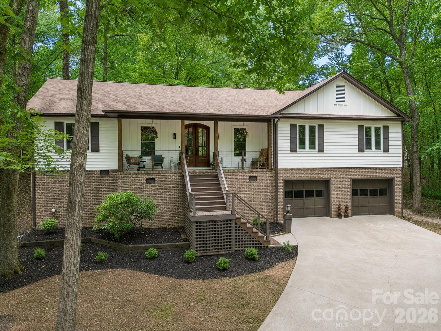 Cul-de-sac charm with a welcoming front porch and wooded surroundings - 16 Tanglewood Road, Lake Wylie
