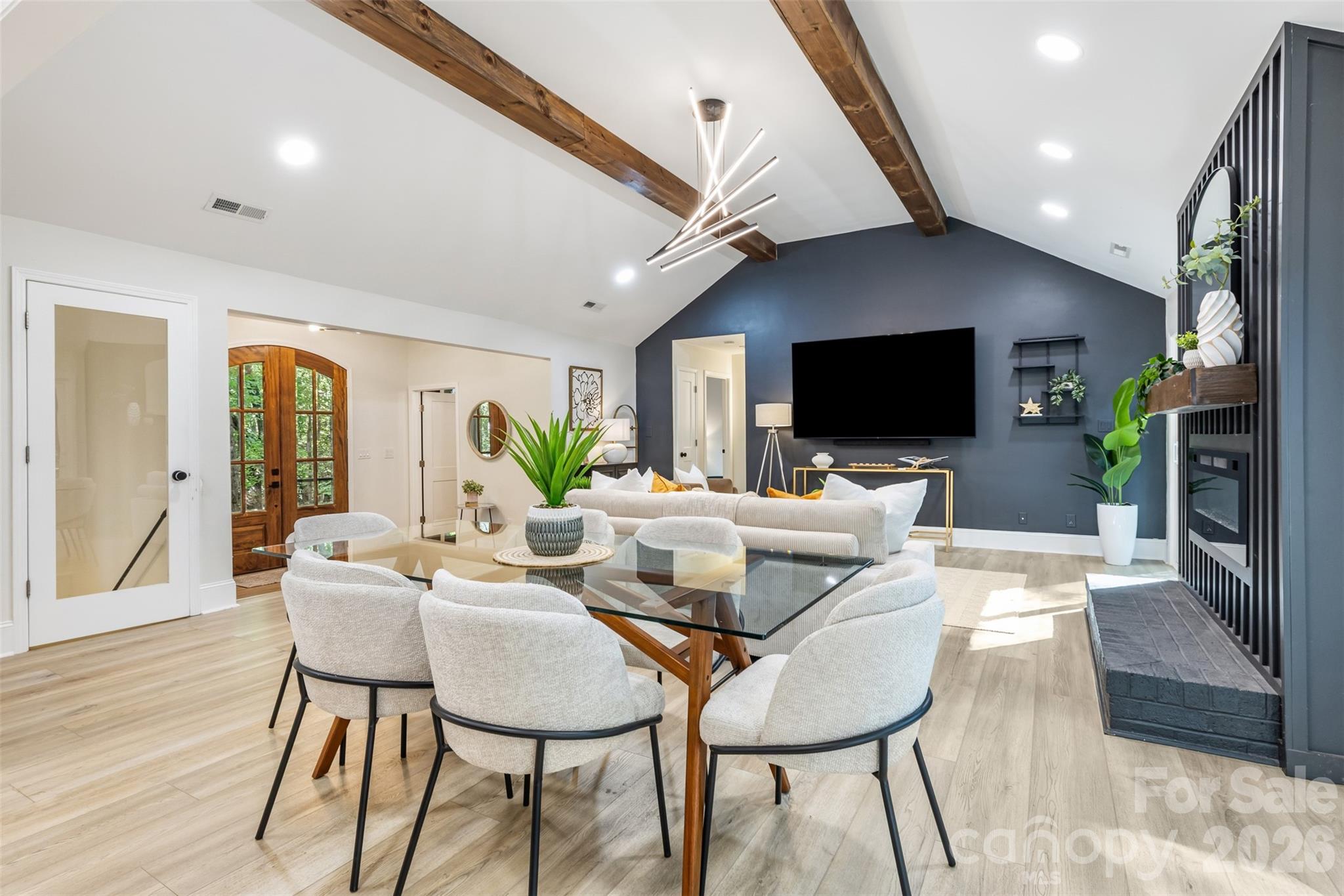 Open dining space makes gathering and entertaining easy - 16 Tanglewood Road, Lake Wylie