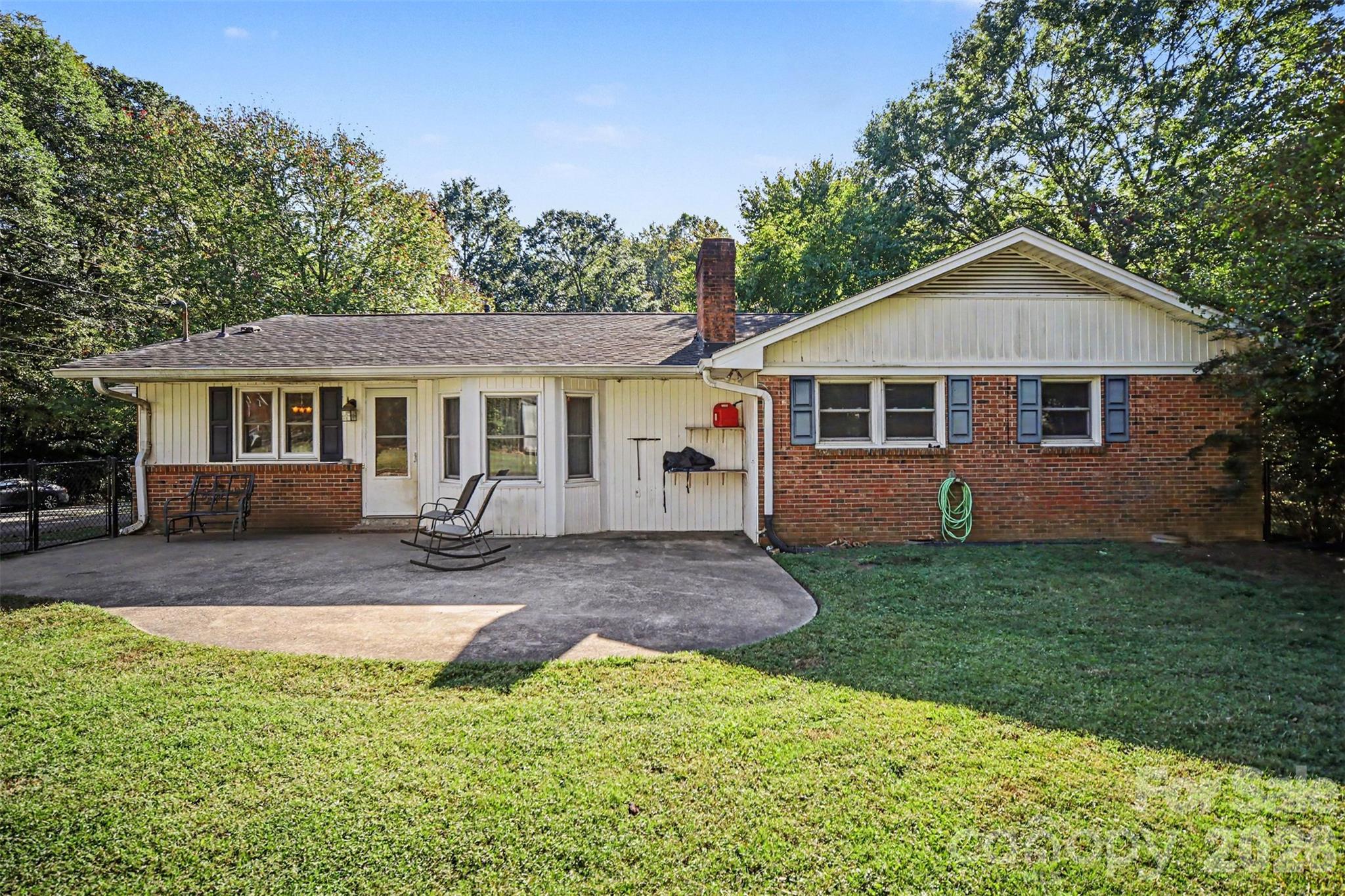 Single Family Residence at 402 Sunset Circle, Dallas, photo 10 of 46