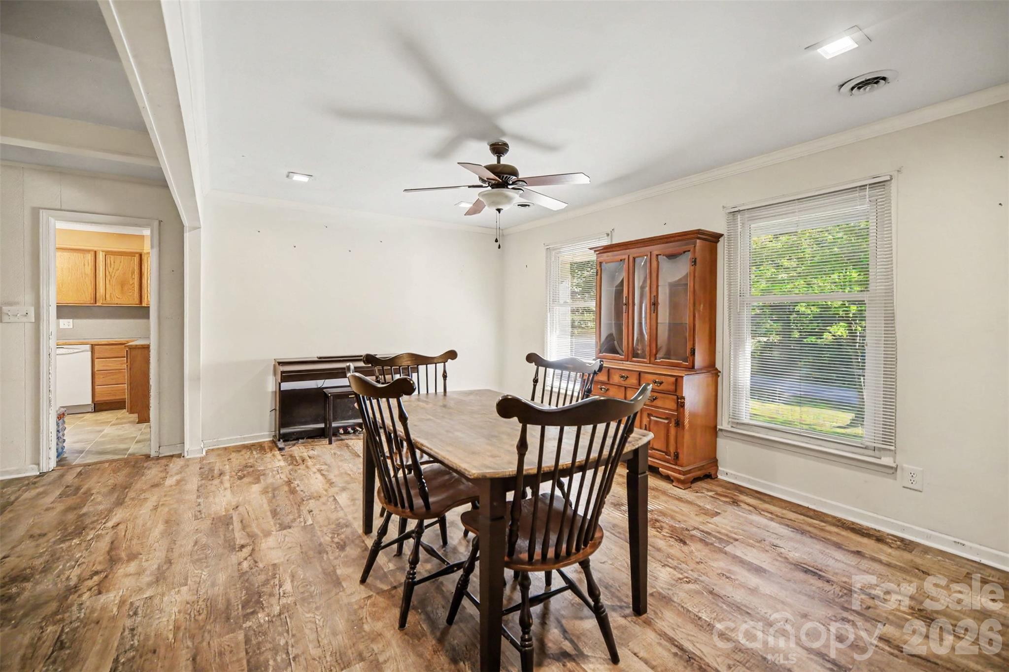 Single Family Residence at 402 Sunset Circle, Dallas, photo 23 of 46