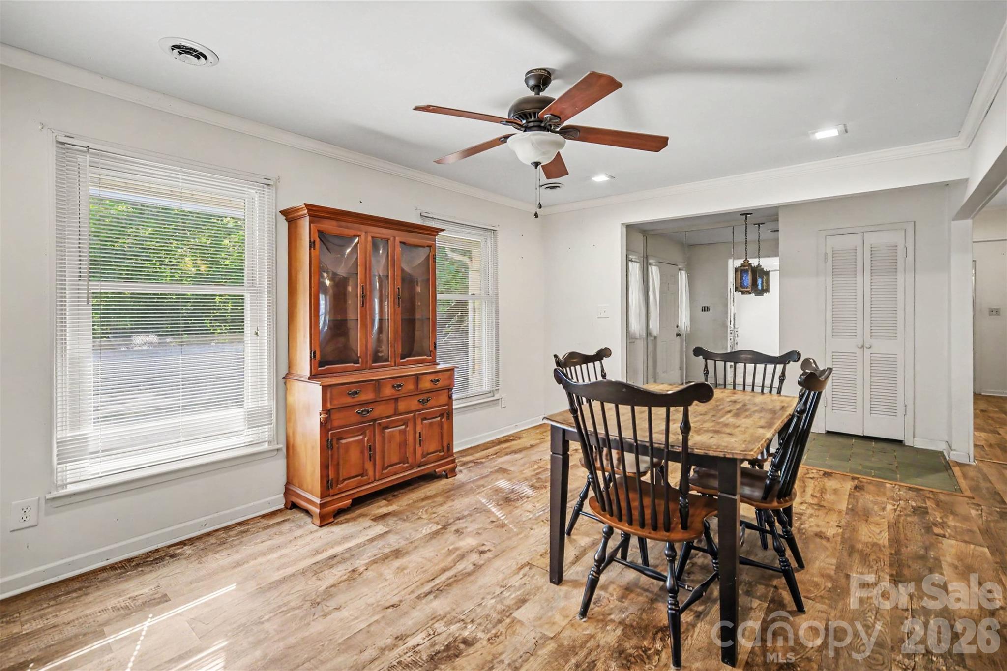 Single Family Residence at 402 Sunset Circle, Dallas, photo 25 of 46