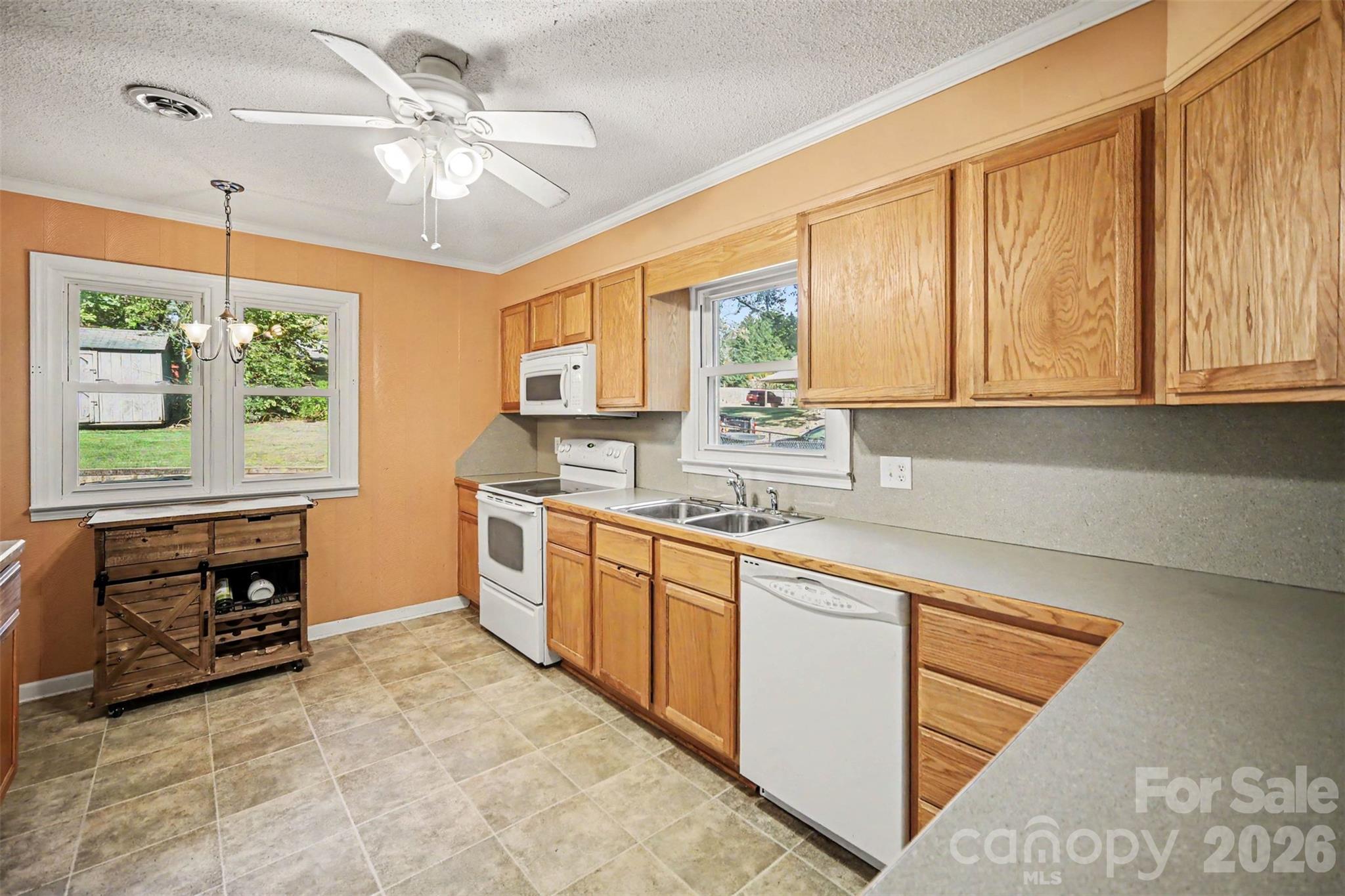 Single Family Residence at 402 Sunset Circle, Dallas, photo 14 of 46