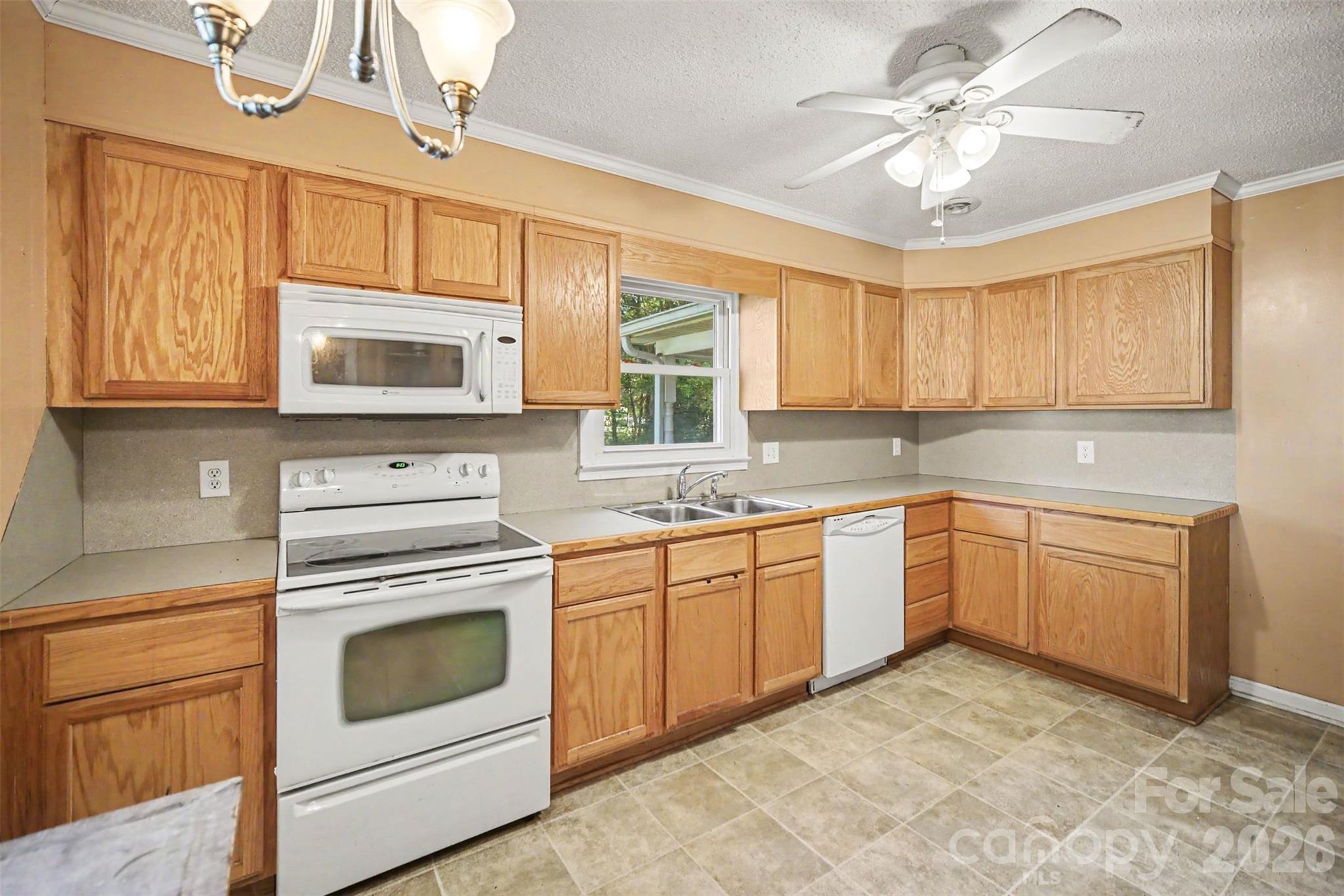 Single Family Residence at 402 Sunset Circle, Dallas, photo 13 of 46