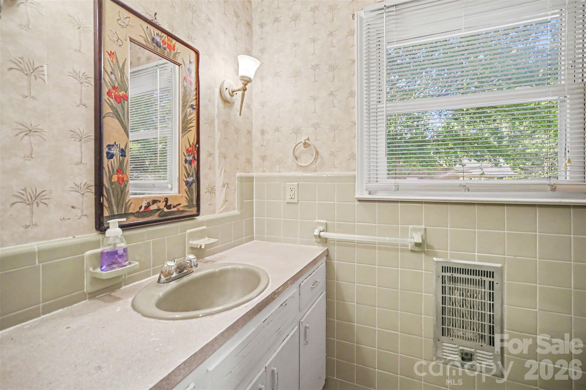 Single Family Residence at 402 Sunset Circle, Dallas, photo 24 of 46