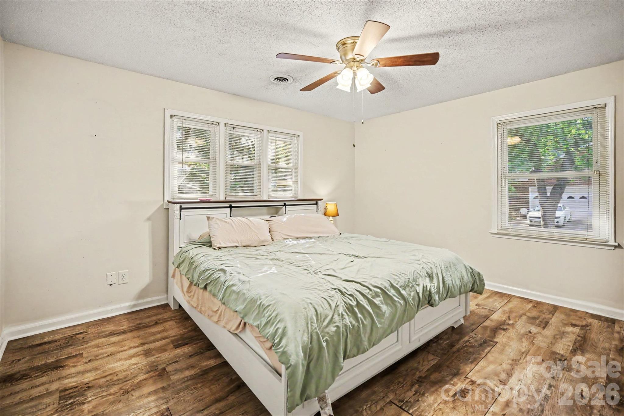 Single Family Residence at 402 Sunset Circle, Dallas, photo 17 of 46