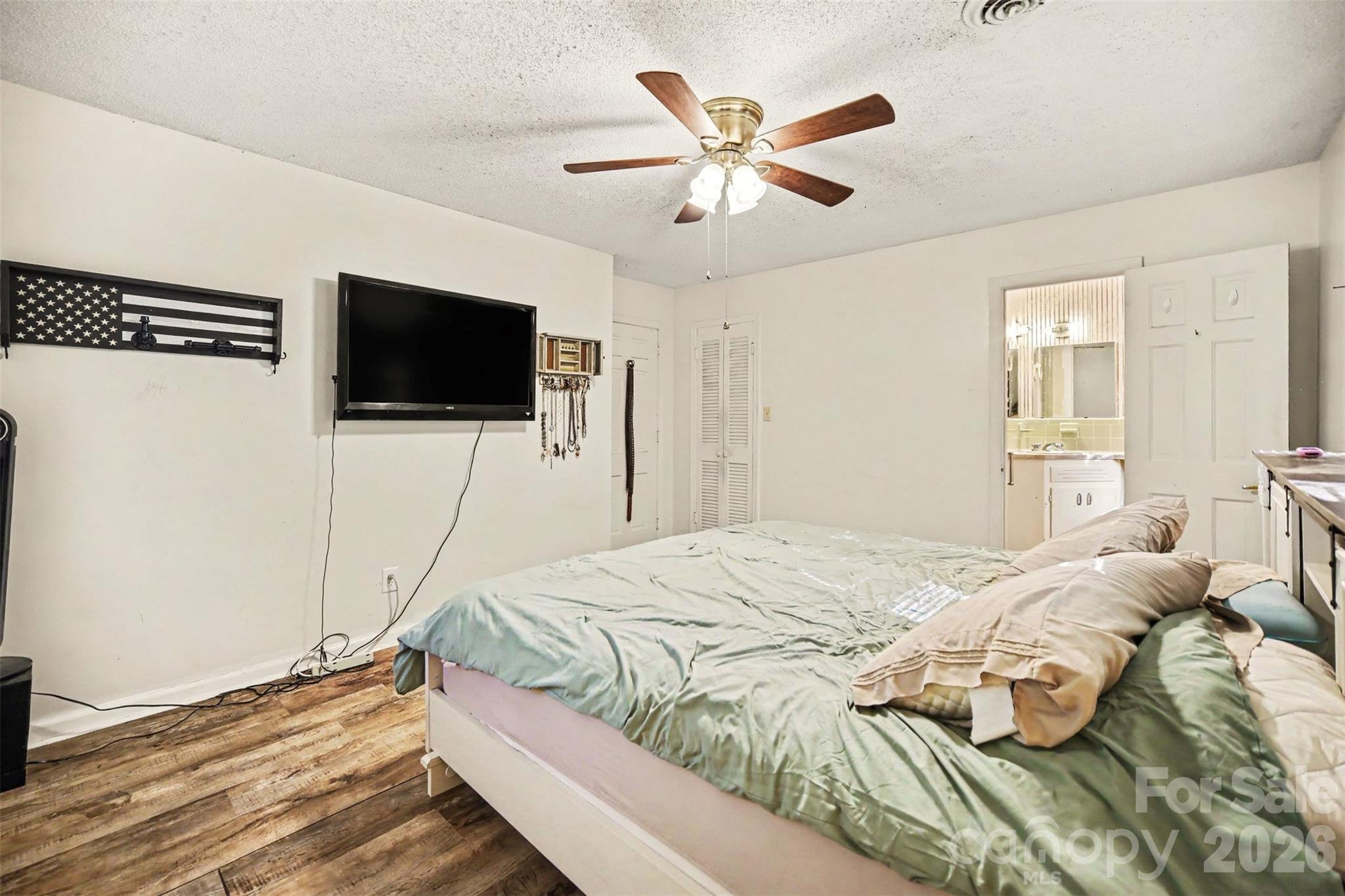 Single Family Residence at 402 Sunset Circle, Dallas, photo 21 of 46