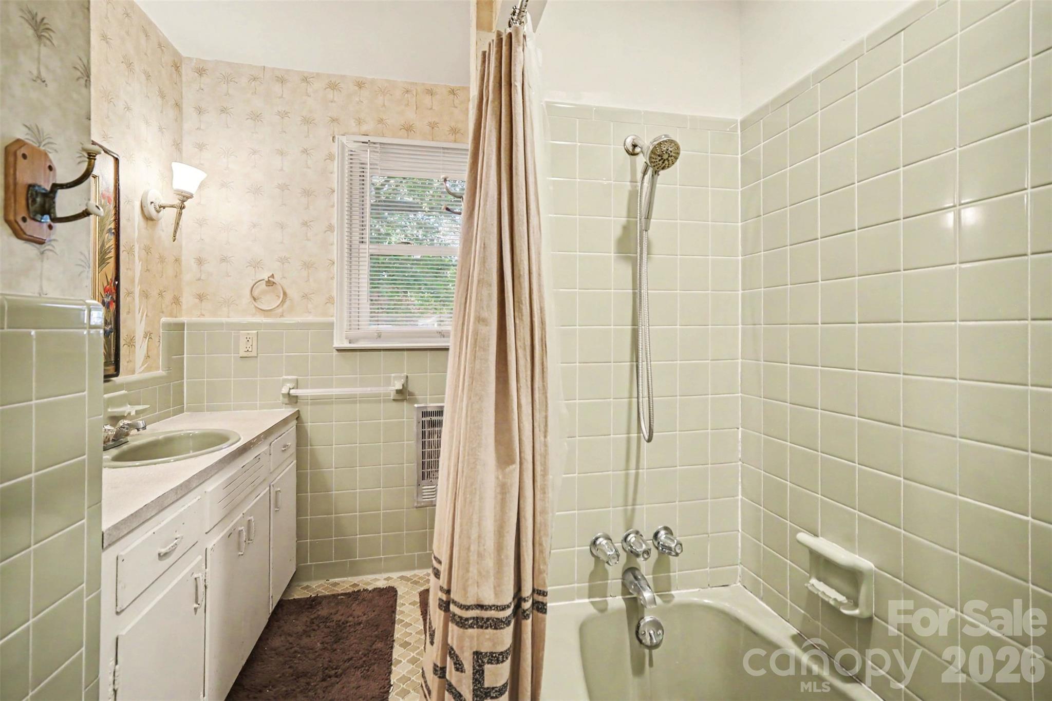 Single Family Residence at 402 Sunset Circle, Dallas, photo 22 of 46