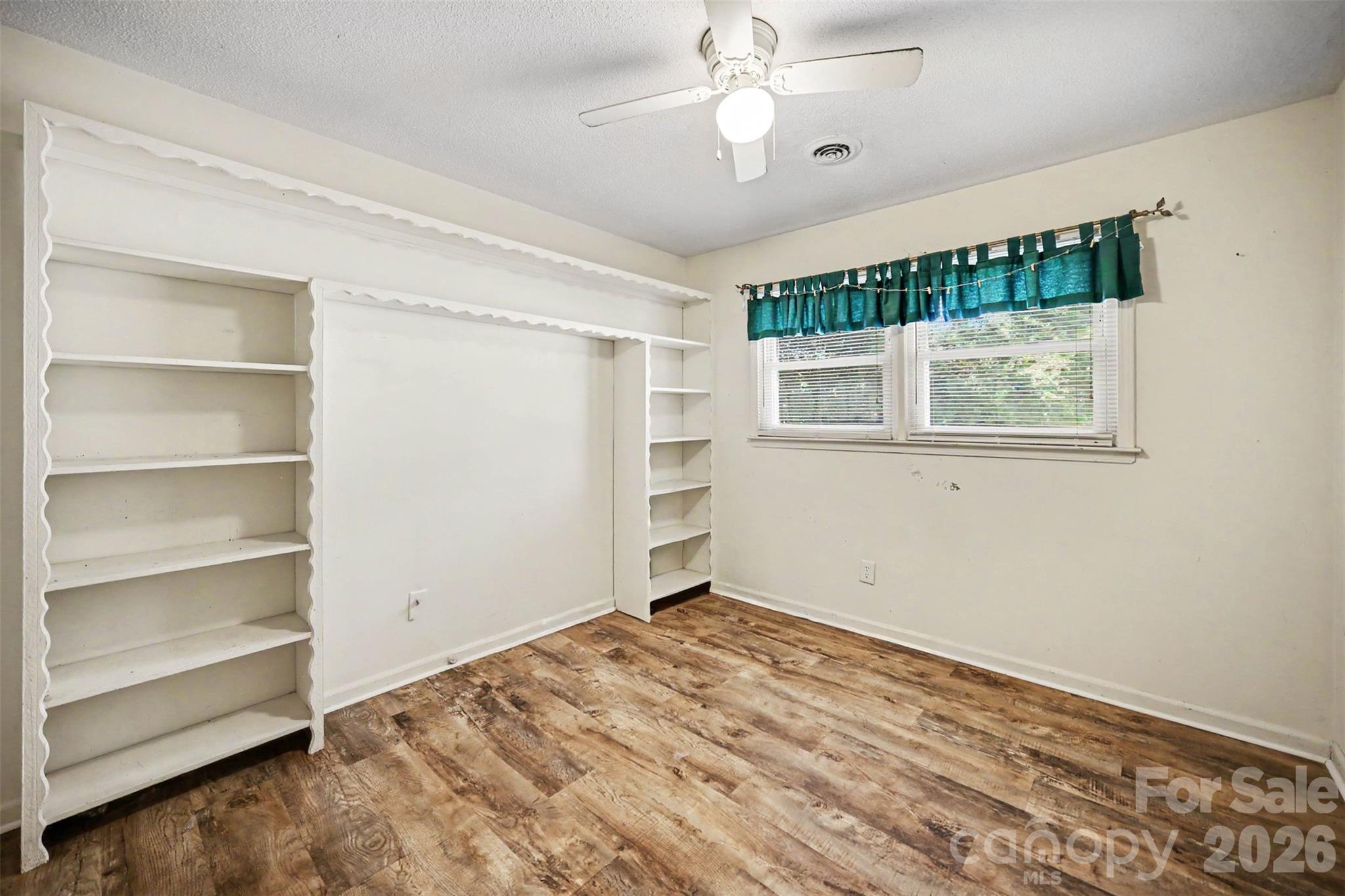 Single Family Residence at 402 Sunset Circle, Dallas, photo 26 of 46