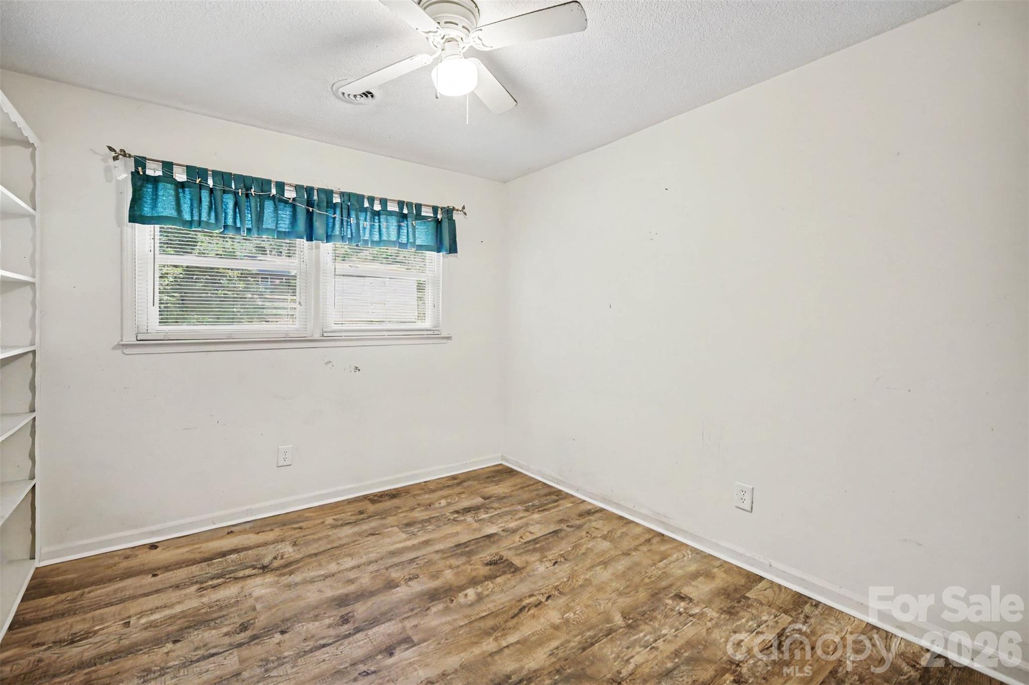 Single Family Residence at 402 Sunset Circle, Dallas, photo 42 of 46