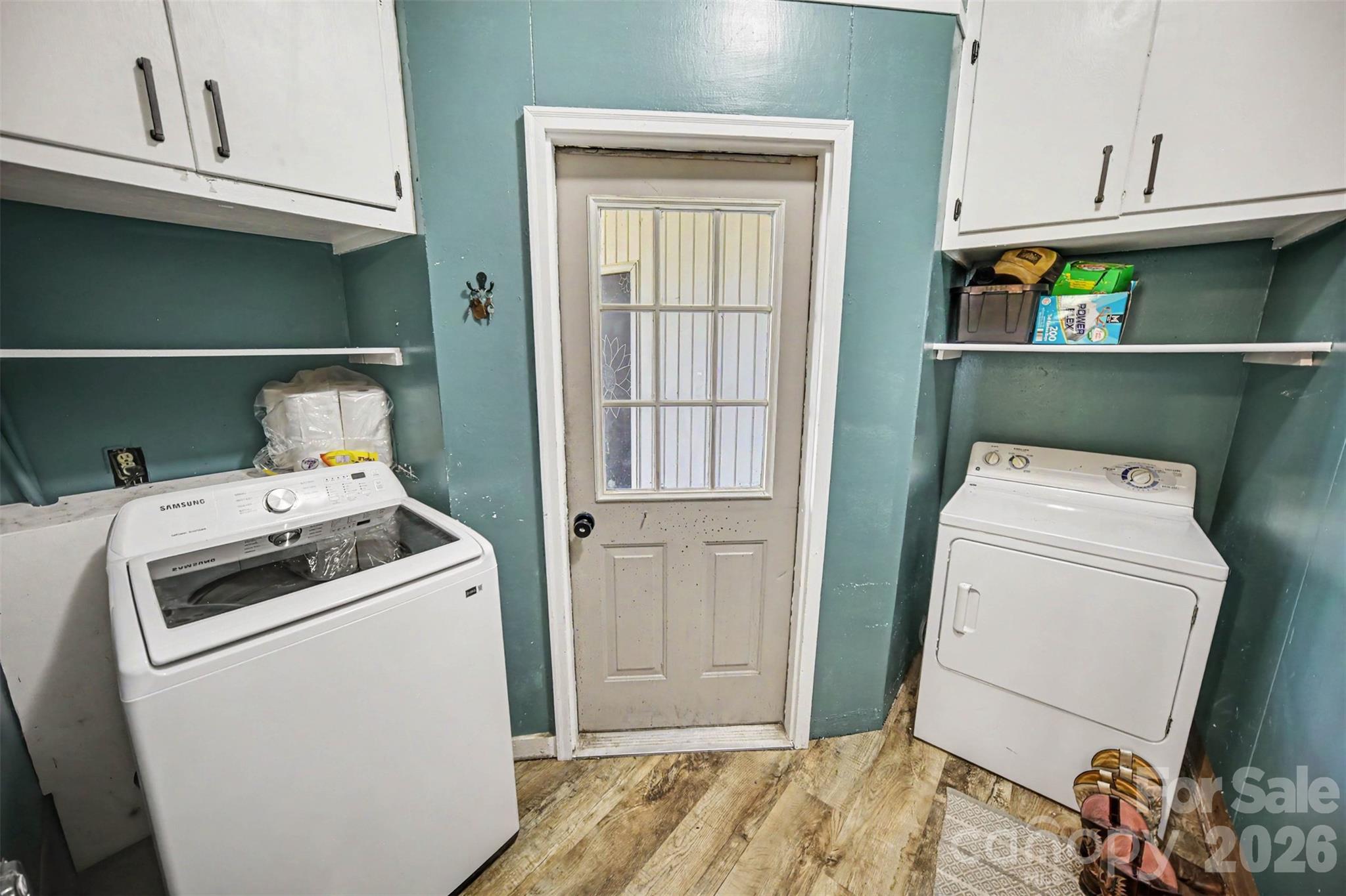 Single Family Residence at 402 Sunset Circle, Dallas, photo 16 of 46