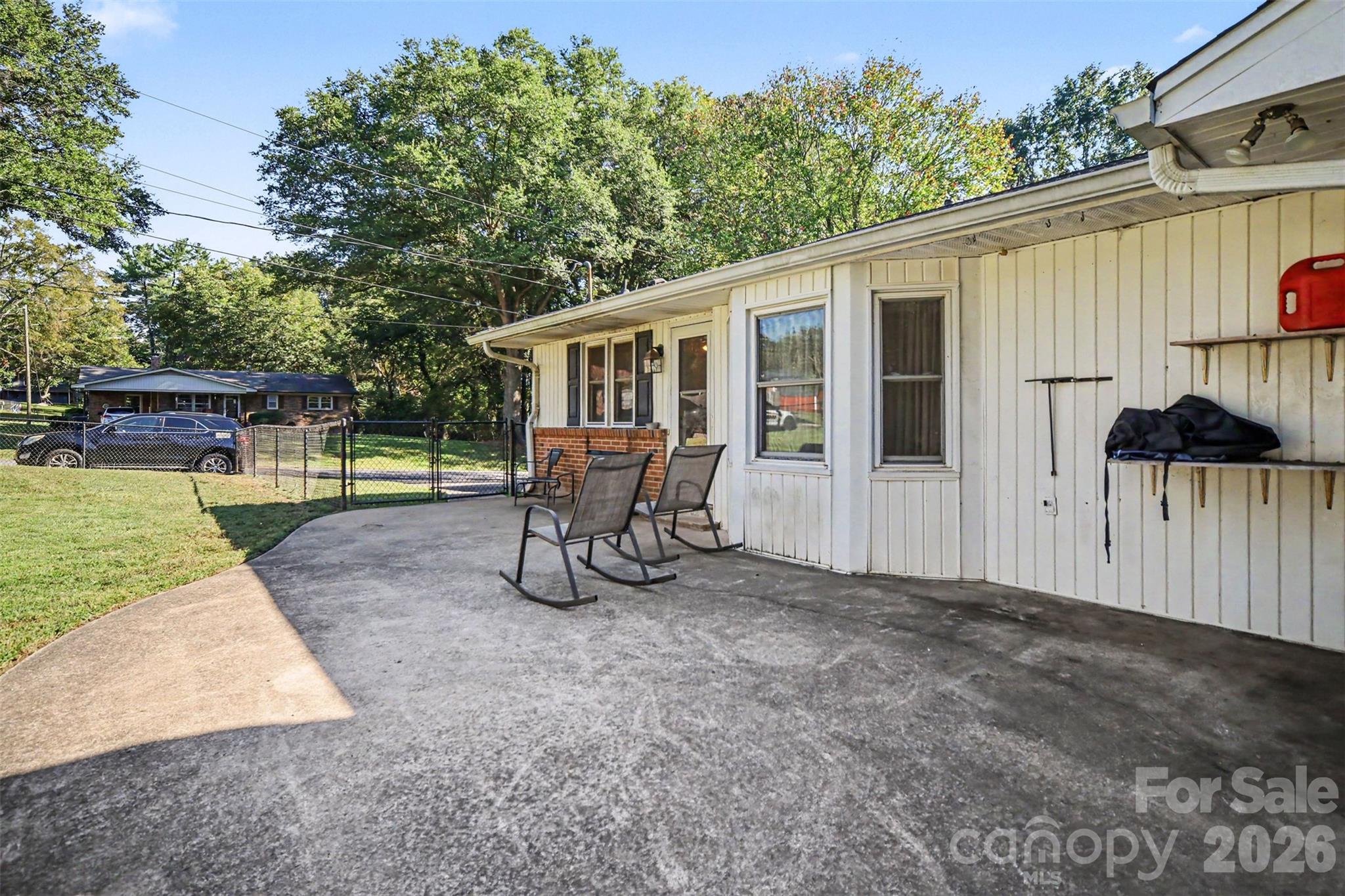 Single Family Residence at 402 Sunset Circle, Dallas, photo 29 of 46