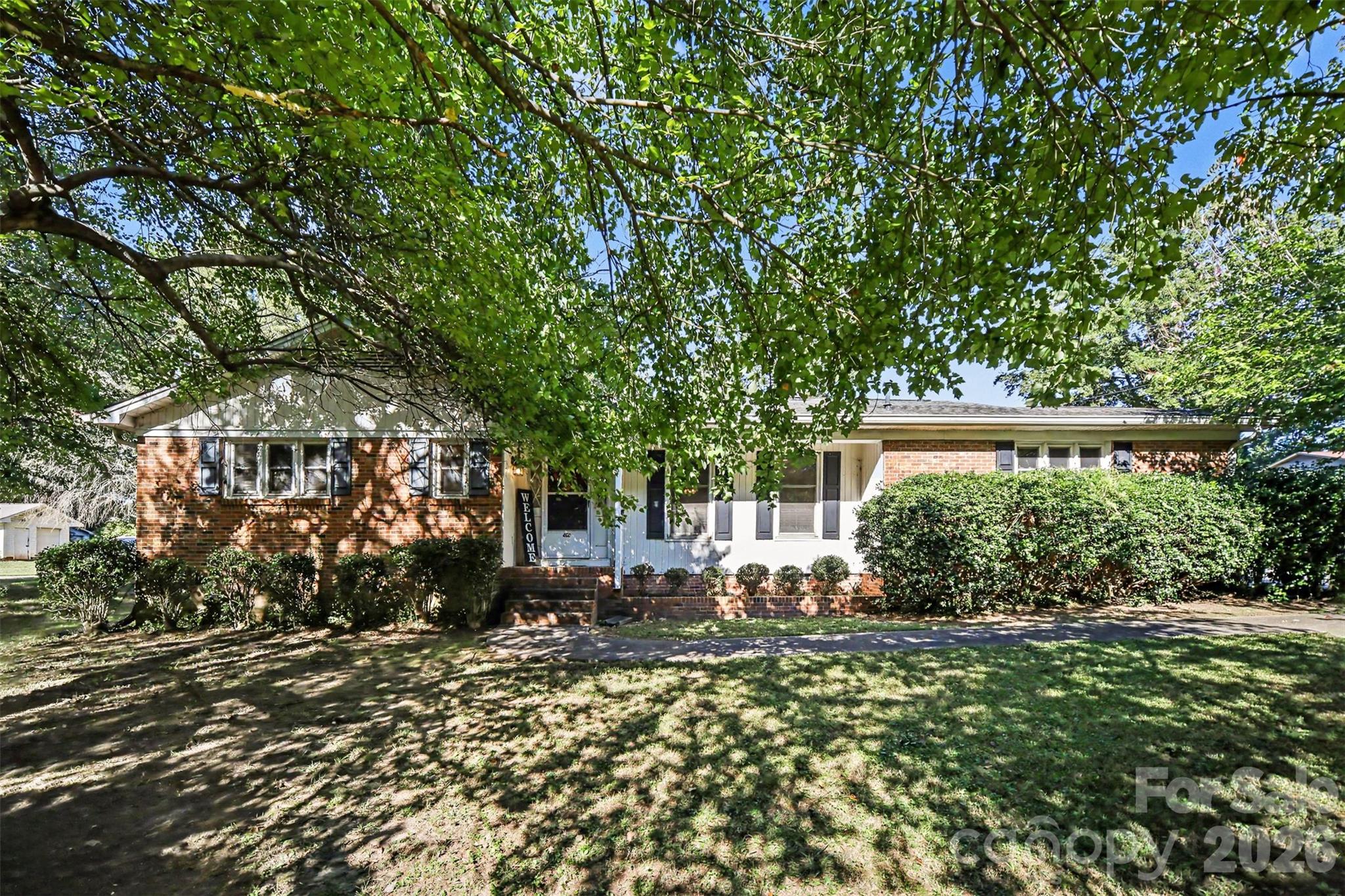 Single Family Residence at 402 Sunset Circle, Dallas, photo 2 of 46