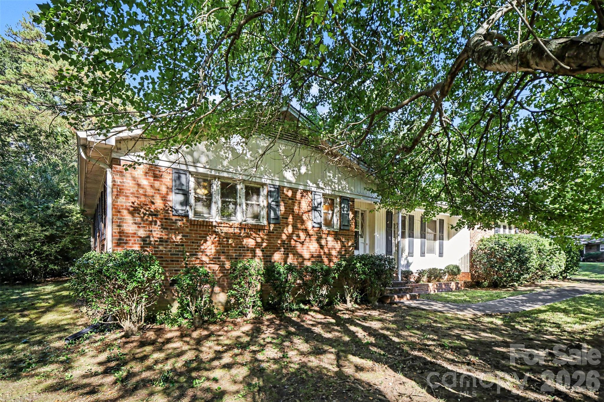 Single Family Residence at 402 Sunset Circle, Dallas, photo 3 of 46