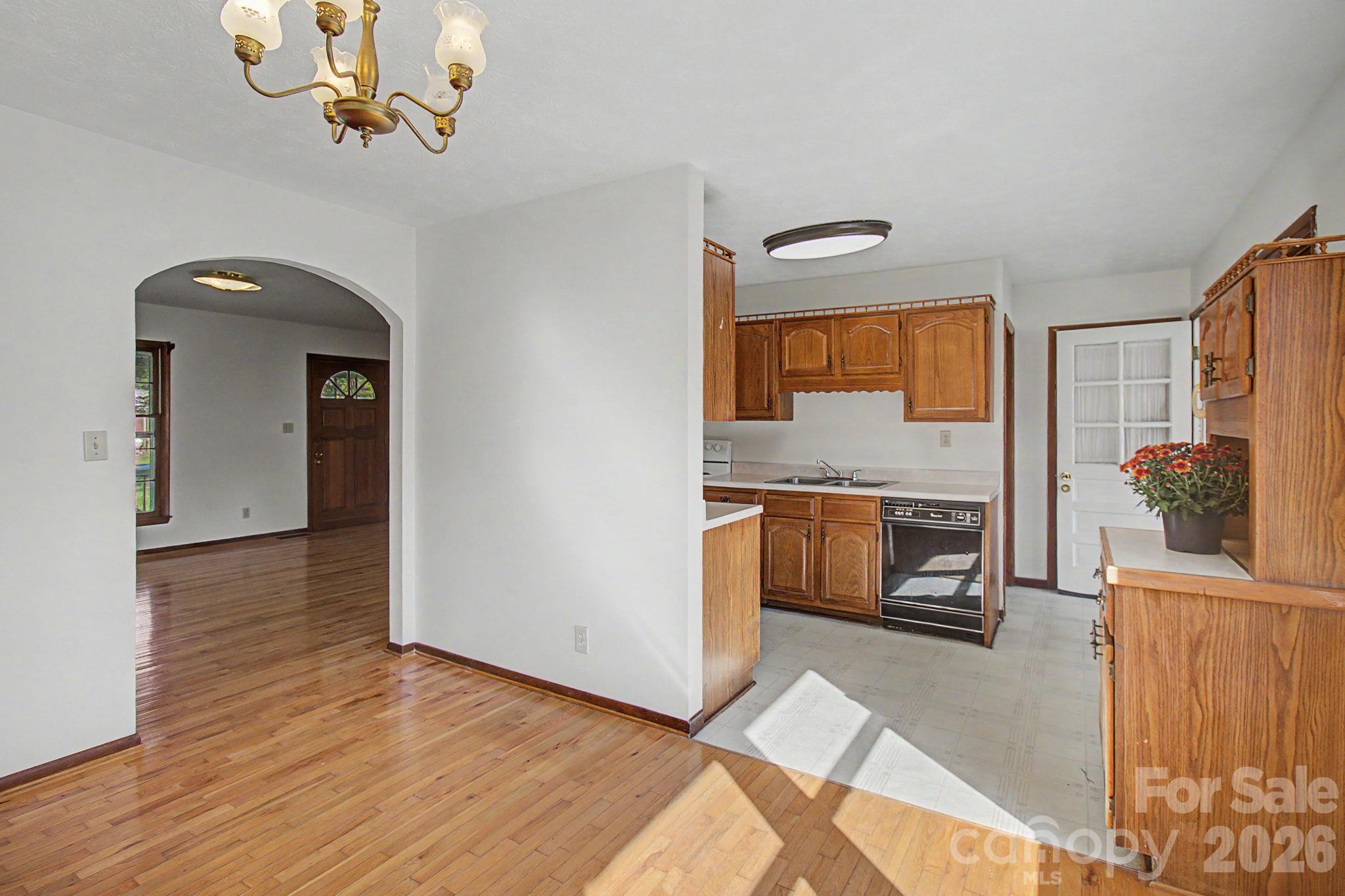 Easy flow living space - 188 Pinner Road, Arden
