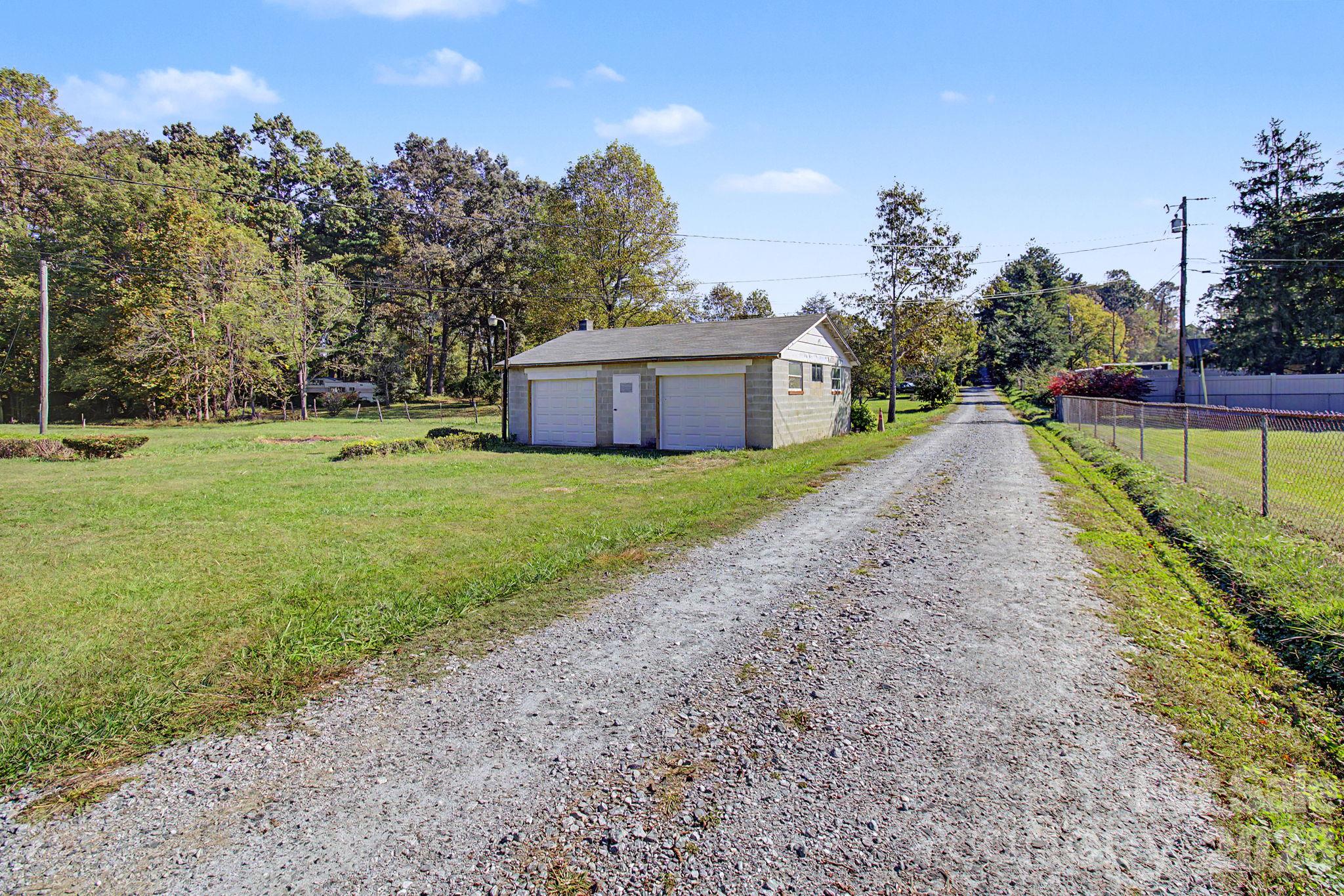 Detached garage and large level yard - 188 Pinner Road, Arden