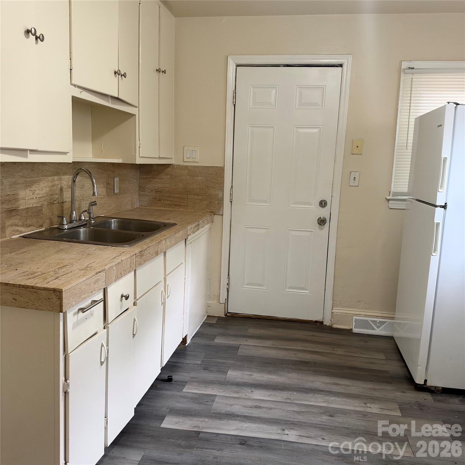 Apartment at 820 West Boulevard, Charlotte, photo 3 of 7